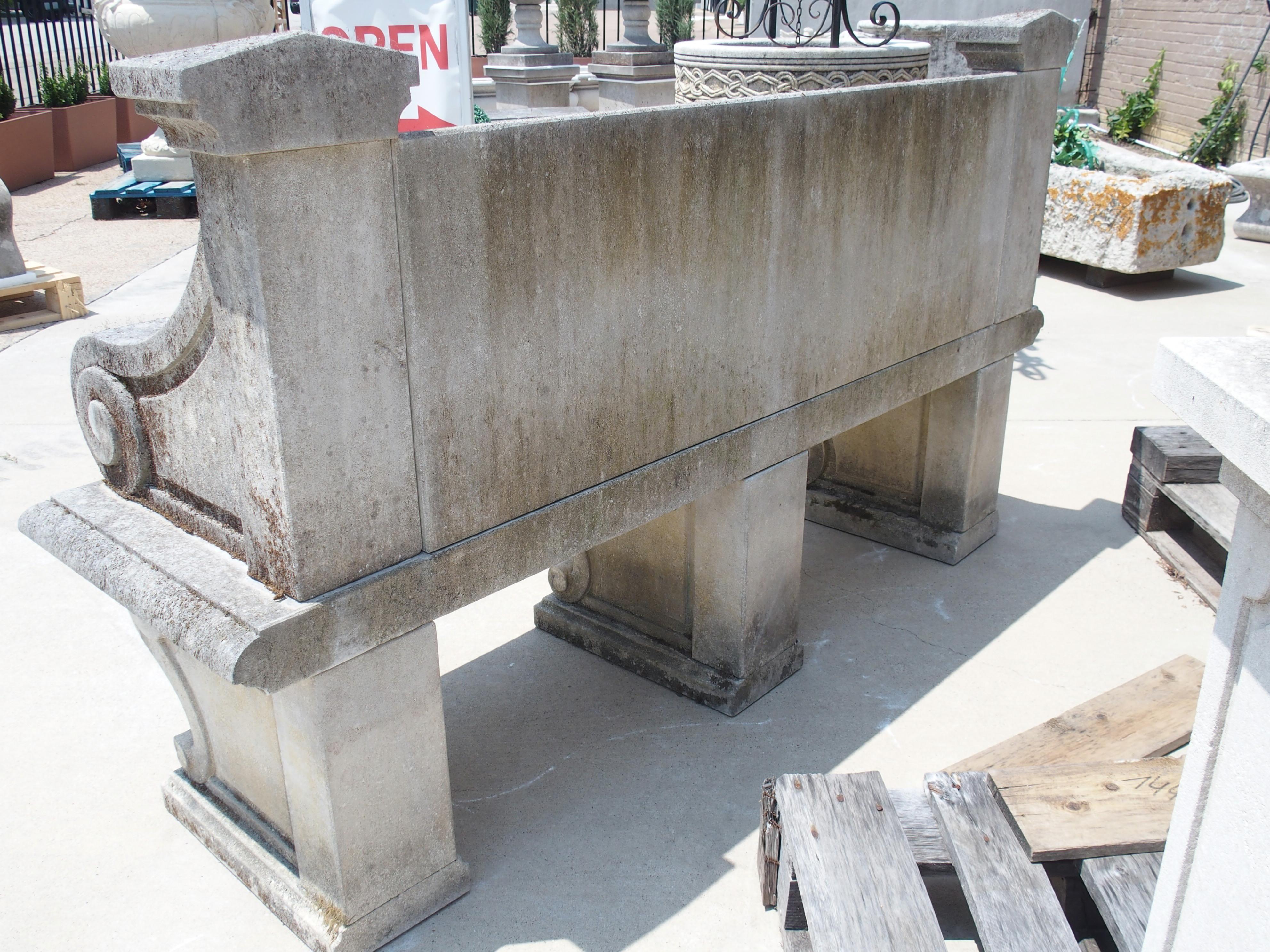 Sculpté à la main Banc de jardin italien en pierre calcaire avec dos sculpté de rosettes et pieds à volutes en vente