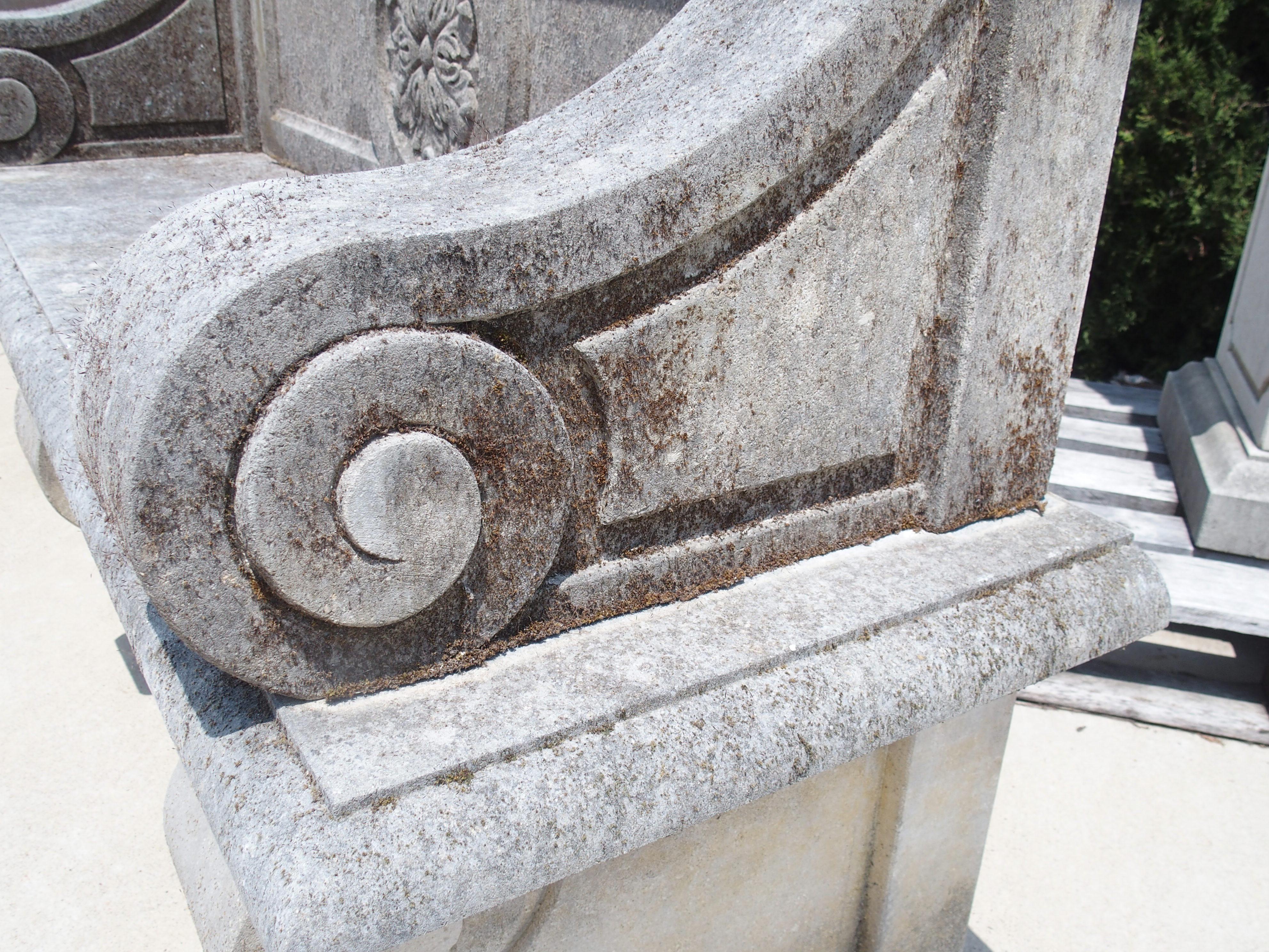 Banc de jardin italien en pierre calcaire avec dos sculpté de rosettes et pieds à volutes Bon état - En vente à Dallas, TX