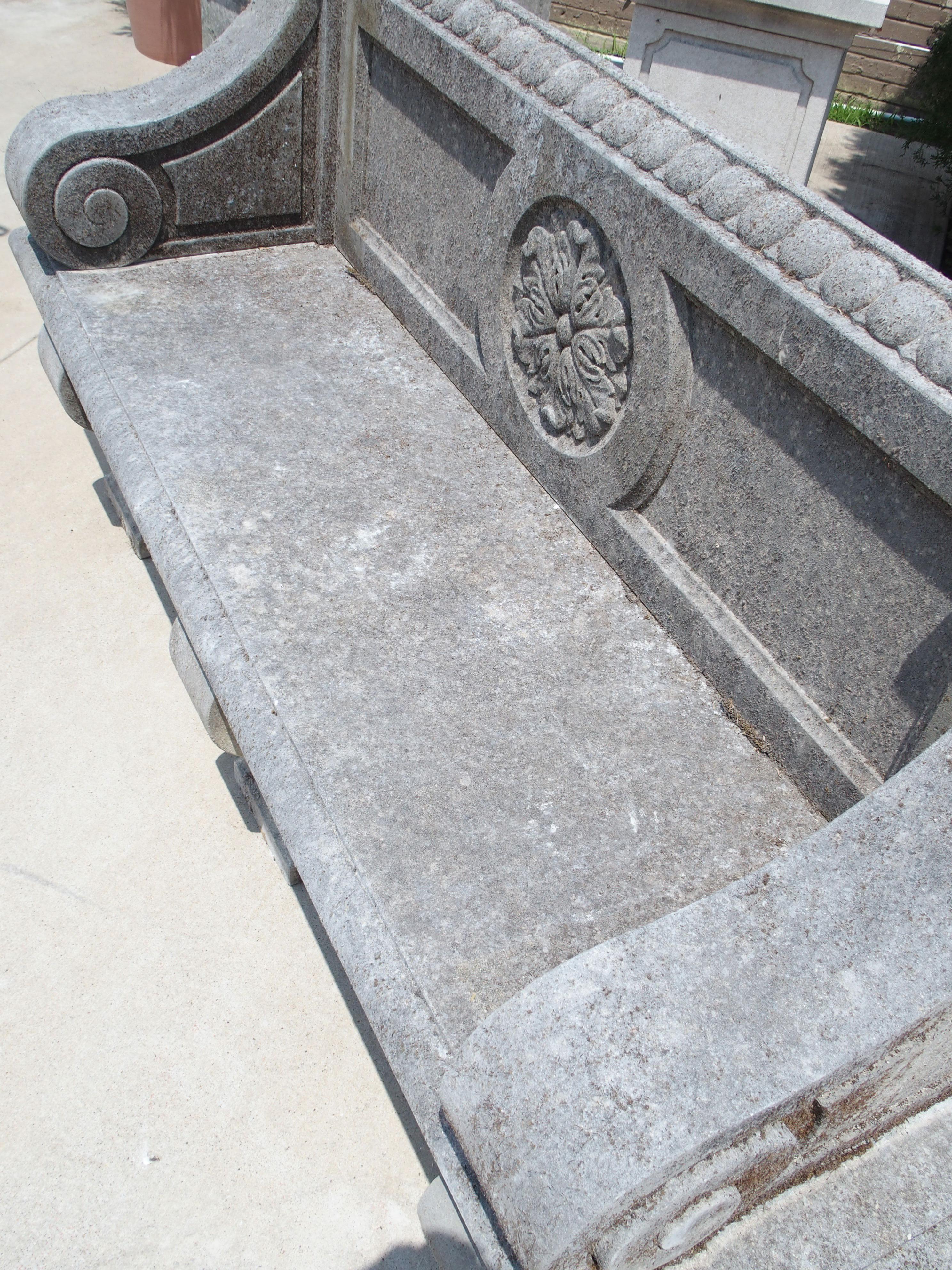 XXIe siècle et contemporain Banc de jardin italien en pierre calcaire avec dos sculpté de rosettes et pieds à volutes en vente
