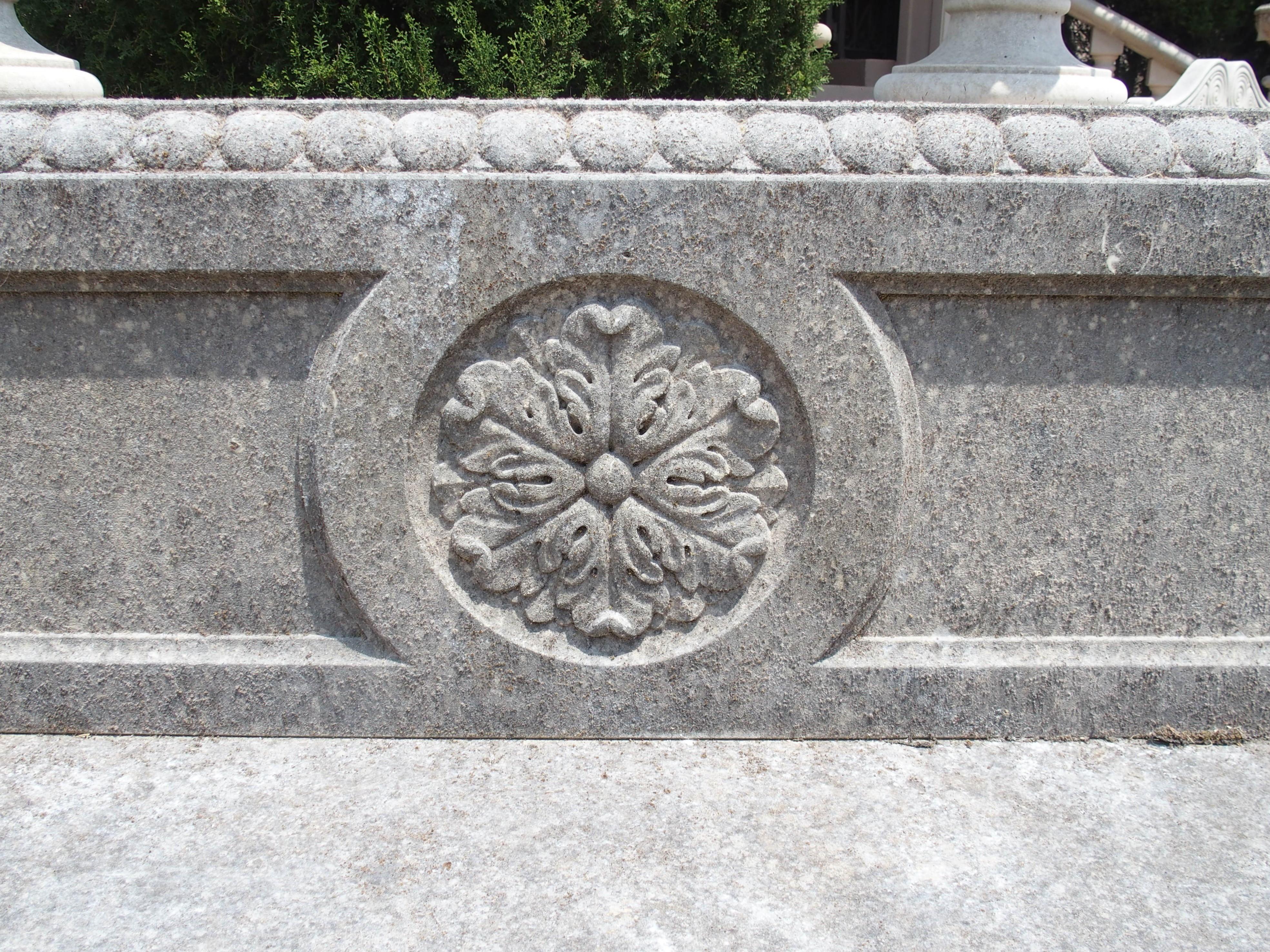 Pierre Banc de jardin italien en pierre calcaire avec dos sculpté de rosettes et pieds à volutes en vente