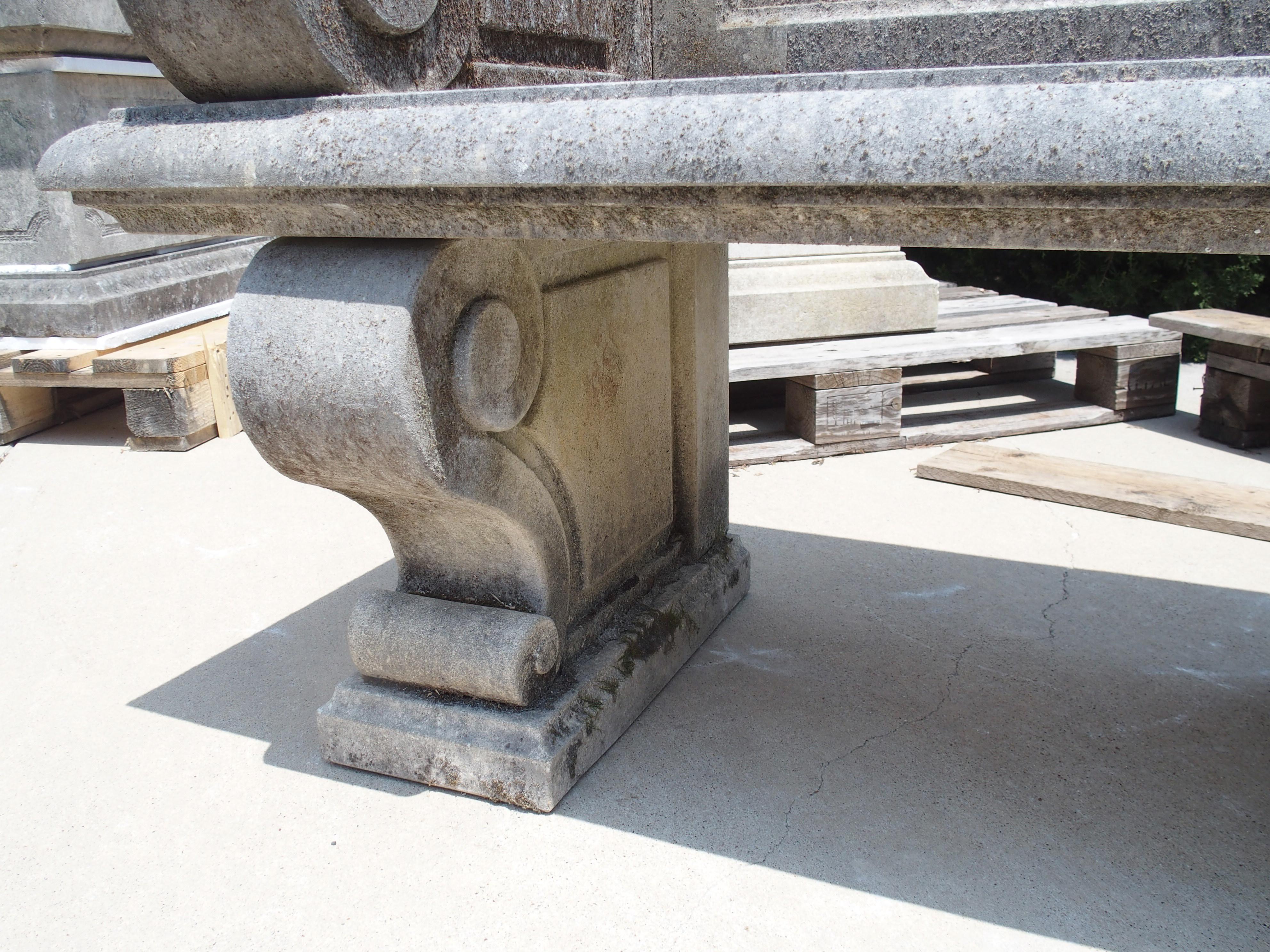 Banc de jardin italien en pierre calcaire avec dos sculpté de rosettes et pieds à volutes en vente 1
