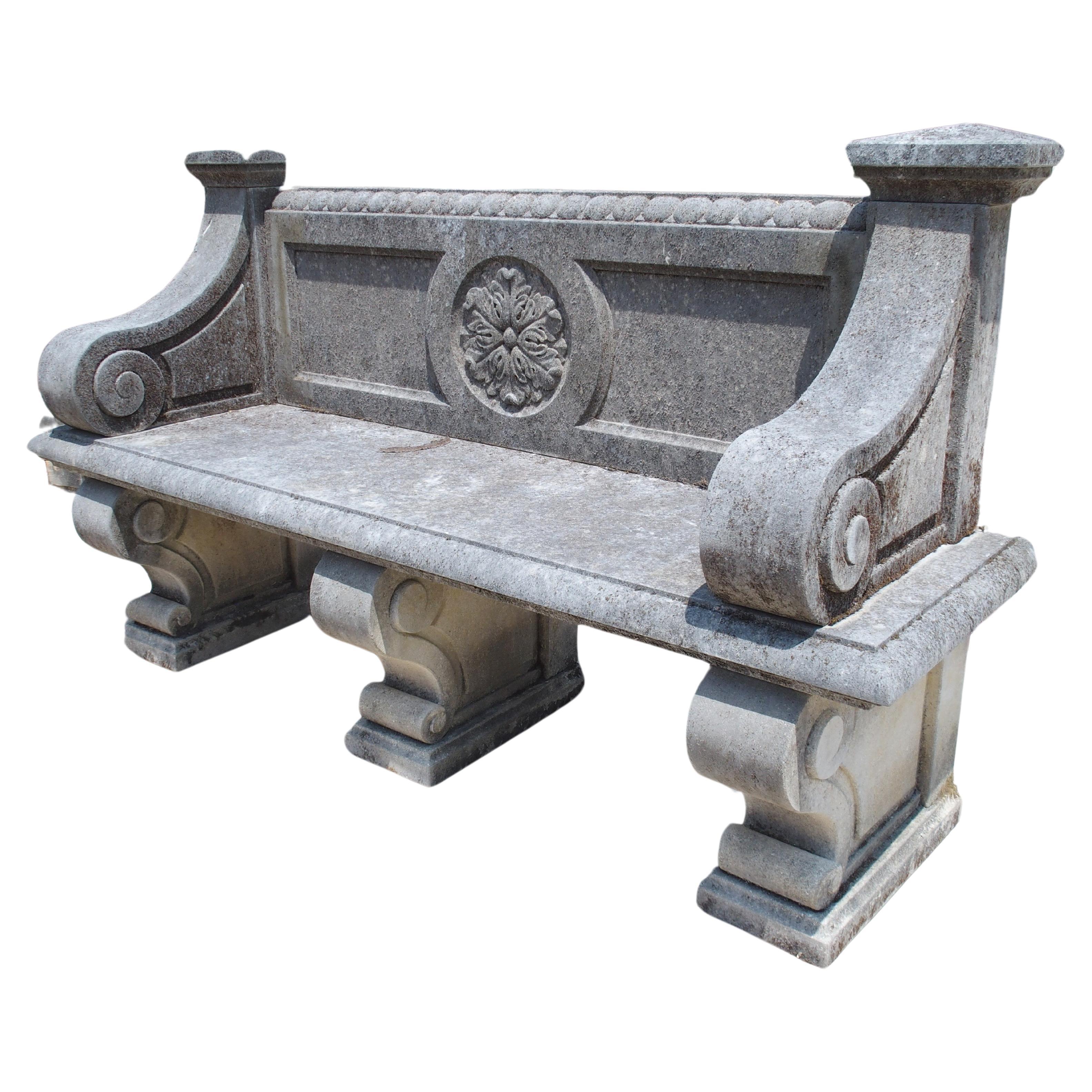 Panchina da giardino in pietra calcarea italiana con schienale a rosette intagliate e gambe a volute