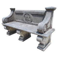 Panchina da giardino in pietra calcarea italiana con schienale a rosette intagliate e gambe a volute