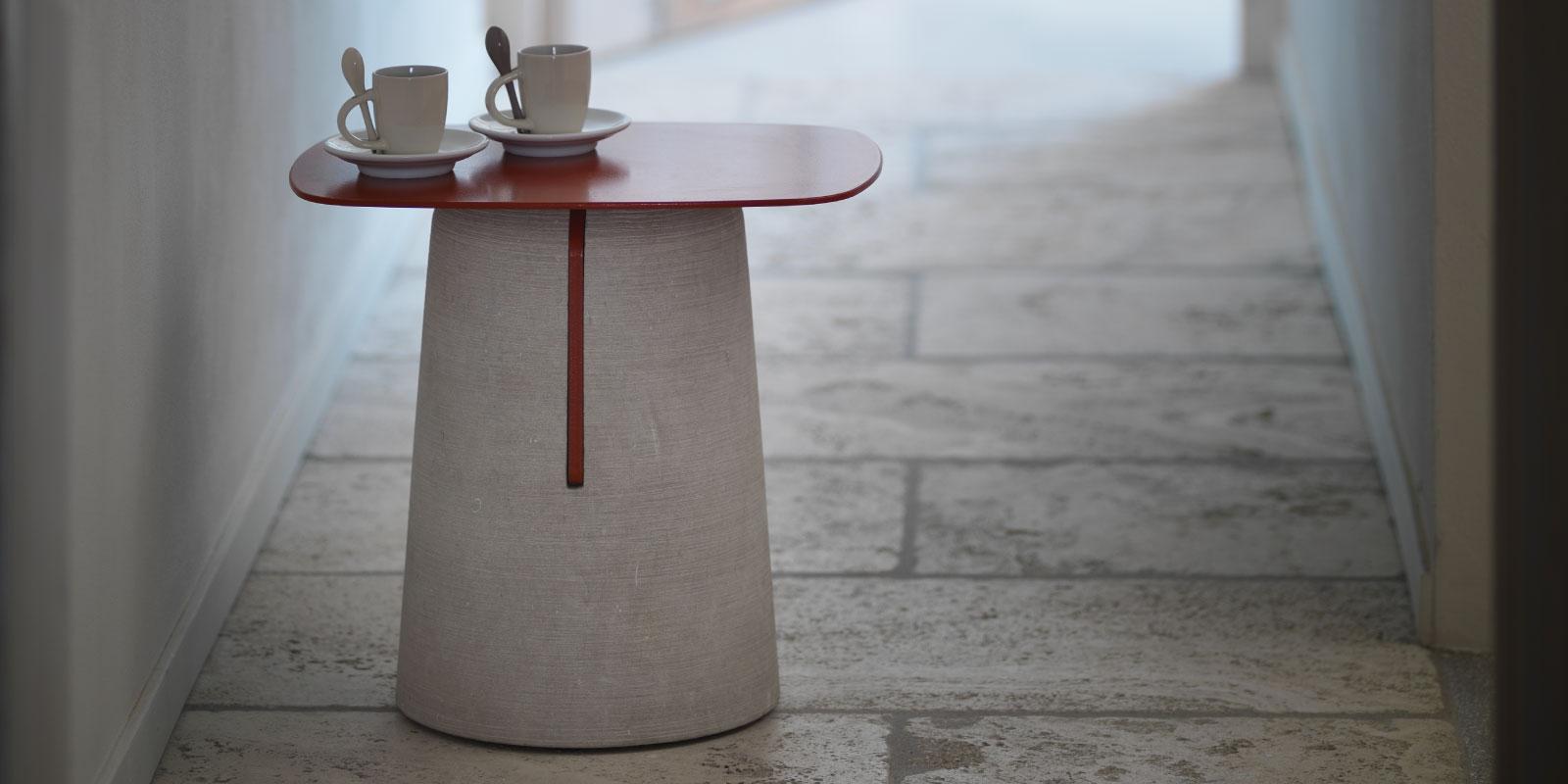 The Piro collection by Lucidi & Pevere crafted by Pimar Italy, a convenient
side table with a cylindrical form slightly domed.
It is available in Italian natural limestone from Puglia, Italy, in beige coloring and “piromafo” stone. The steel