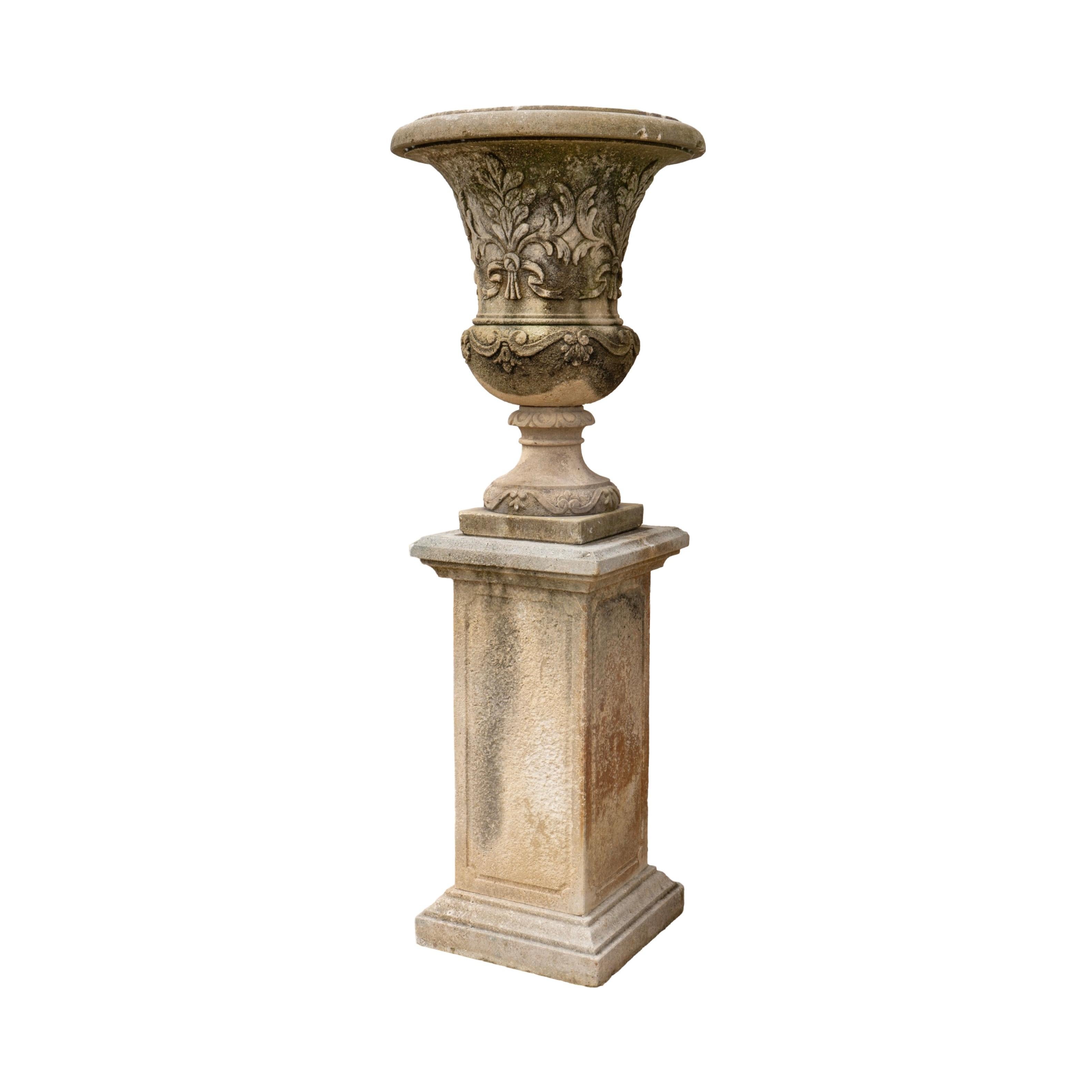 Italian Limestone Planter with Base In Good Condition In Dallas, TX