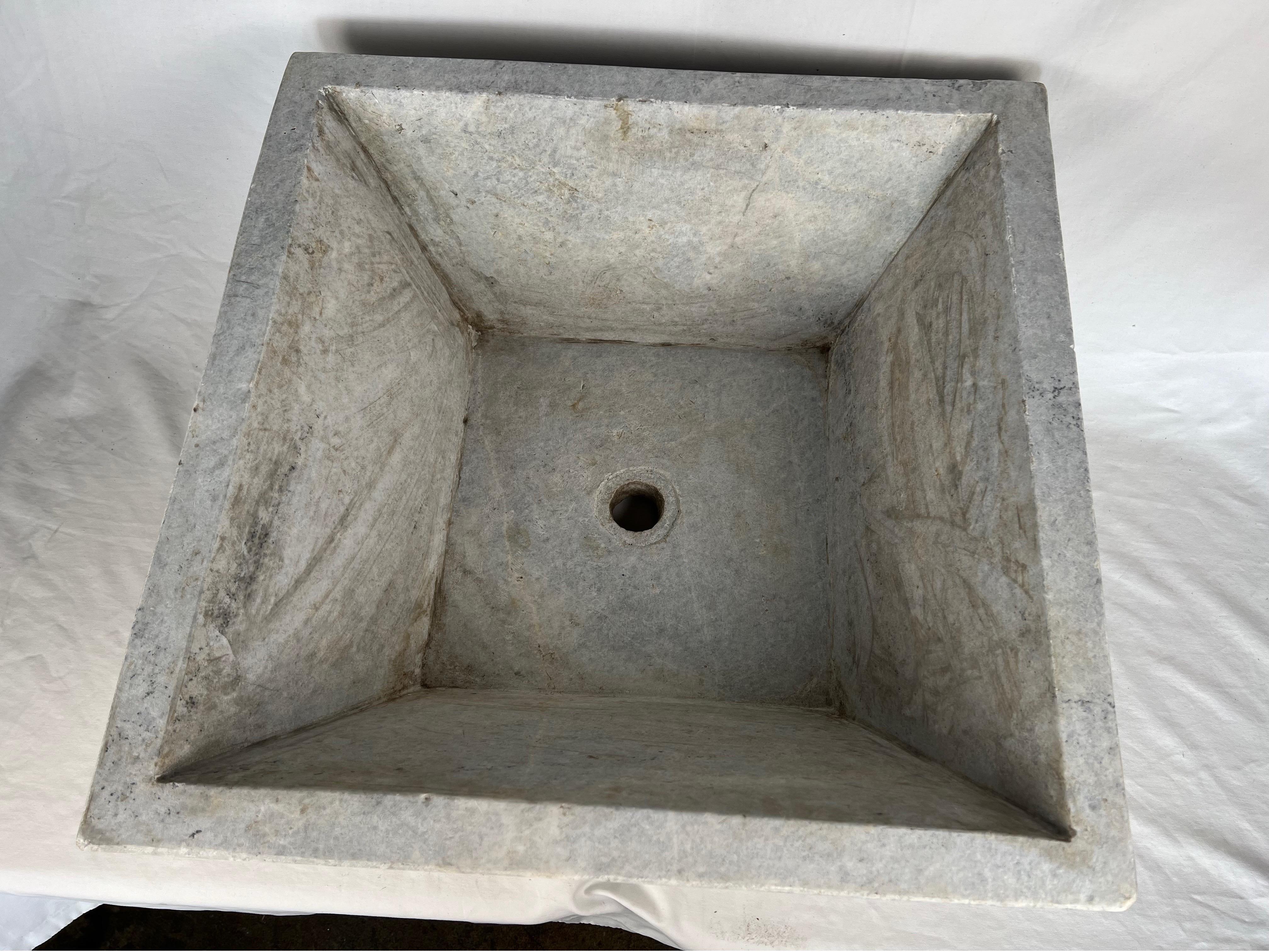 Italienischer Kalkstein, quadratisch, Waschbecken im Zustand „Starke Gebrauchsspuren“ im Angebot in Los Angeles, CA