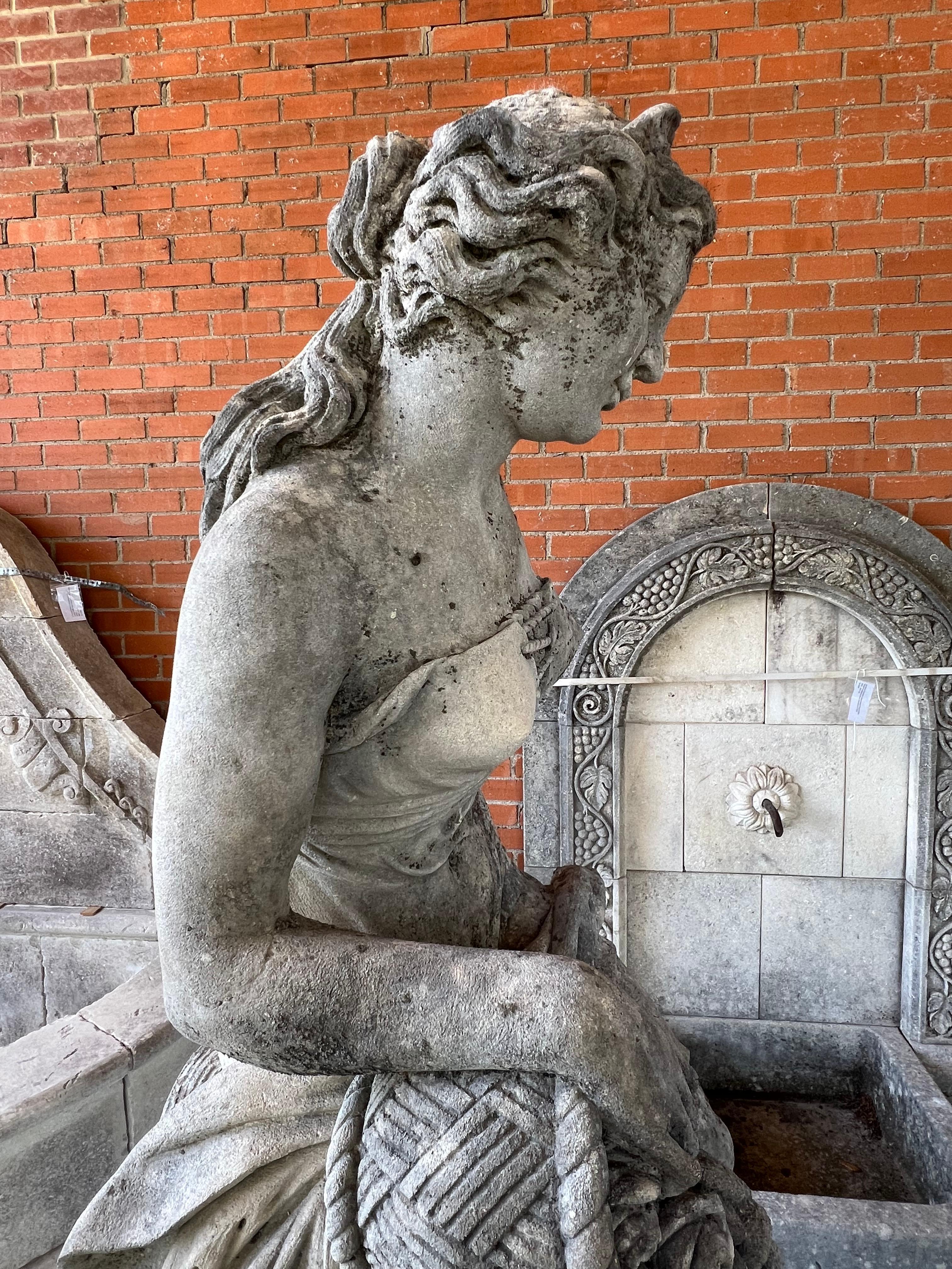 Italian Limestone Statue of Flora on Circular Stone Pedestal im Angebot 4