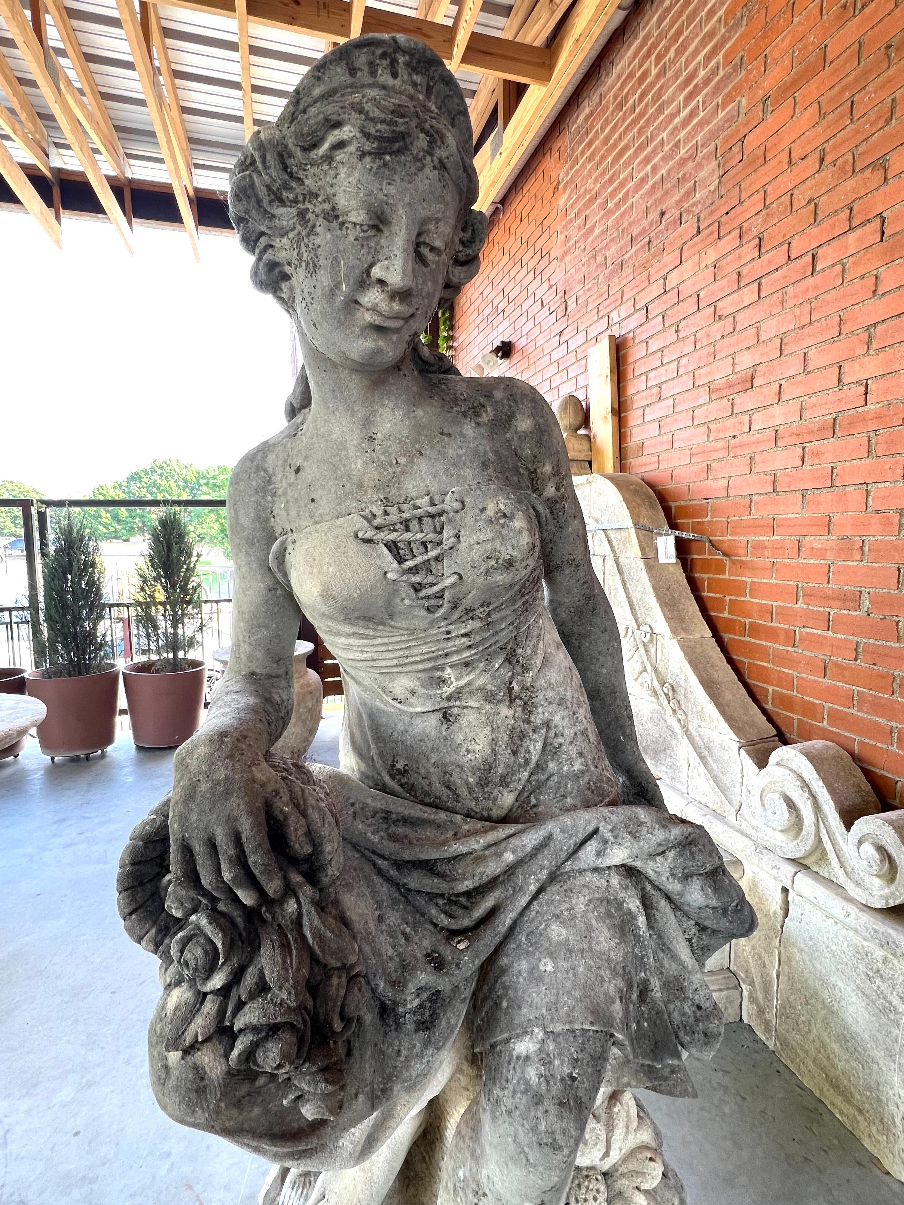 Italian Limestone Statue of Flora on Circular Stone Pedestal im Angebot 7