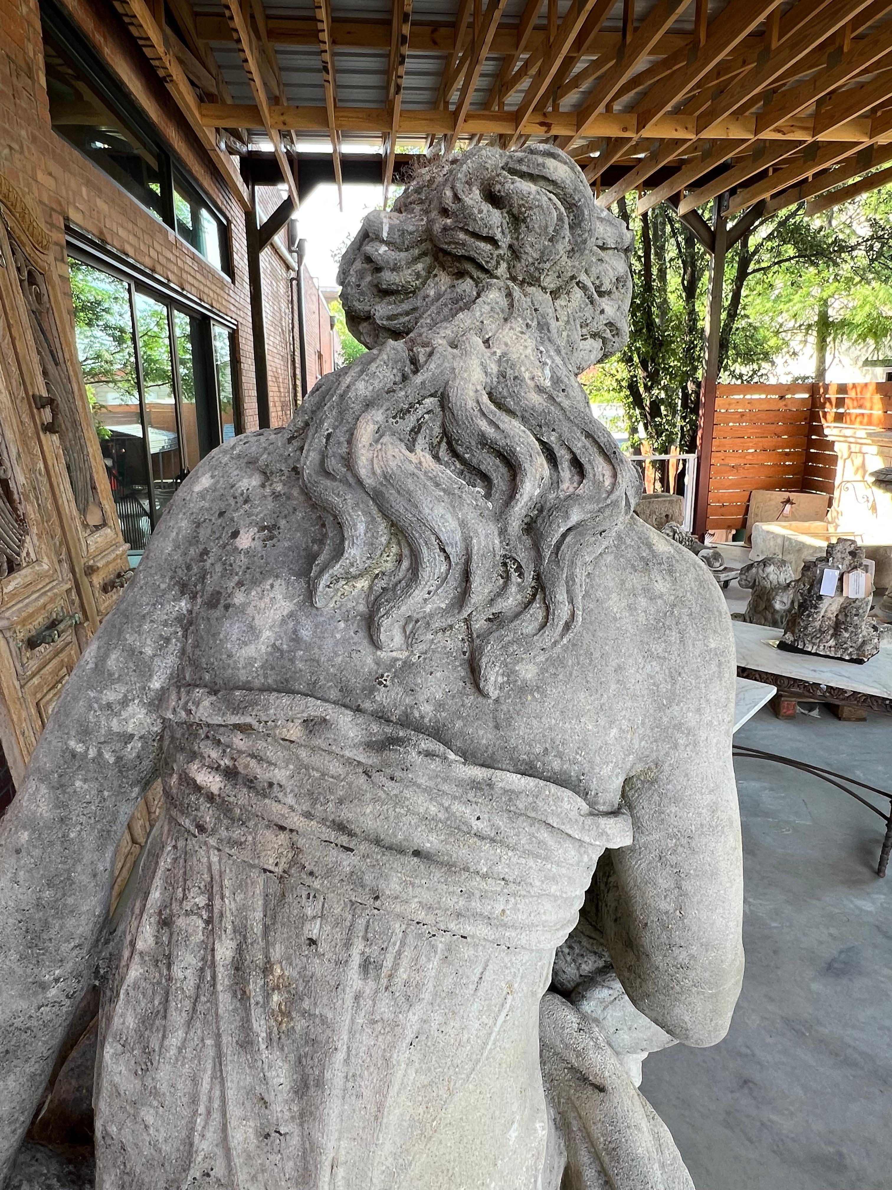 Italian Limestone Statue of Flora on Circular Stone Pedestal im Angebot 11