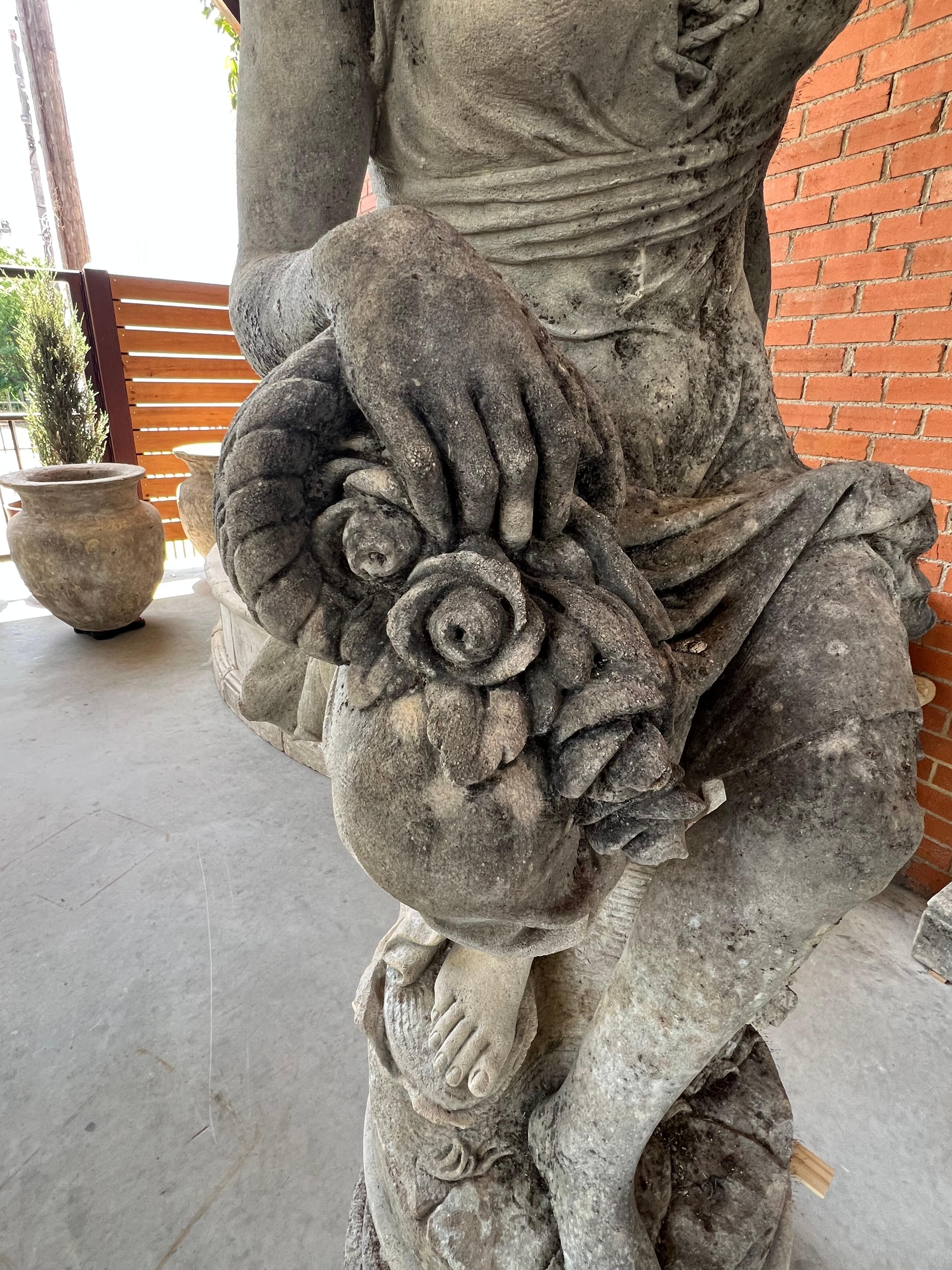 Italian Limestone Statue of Flora on Circular Stone Pedestal (Handgeschnitzt) im Angebot
