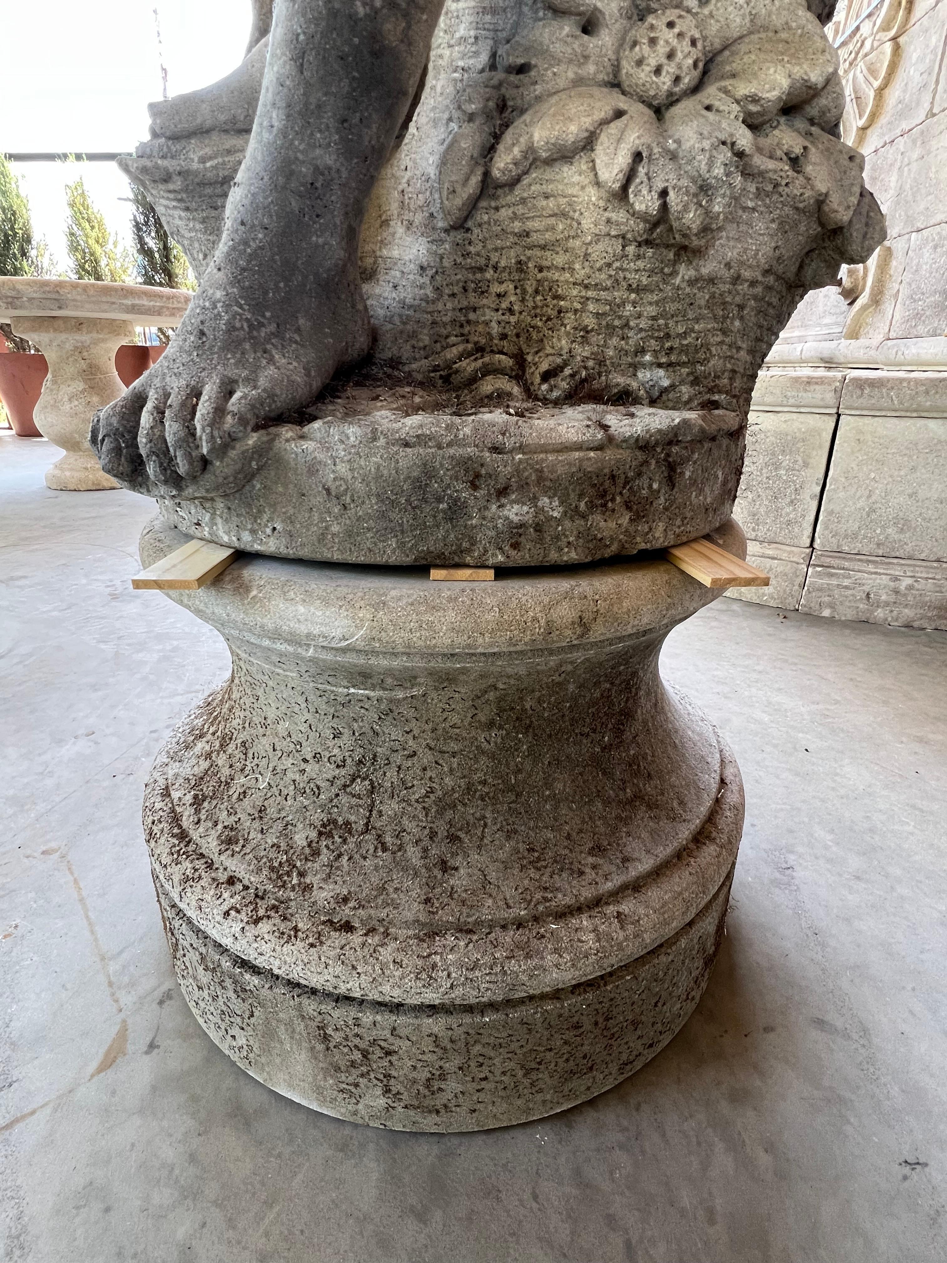 Italian Limestone Statue of Flora on Circular Stone Pedestal im Zustand „Gut“ im Angebot in Dallas, TX