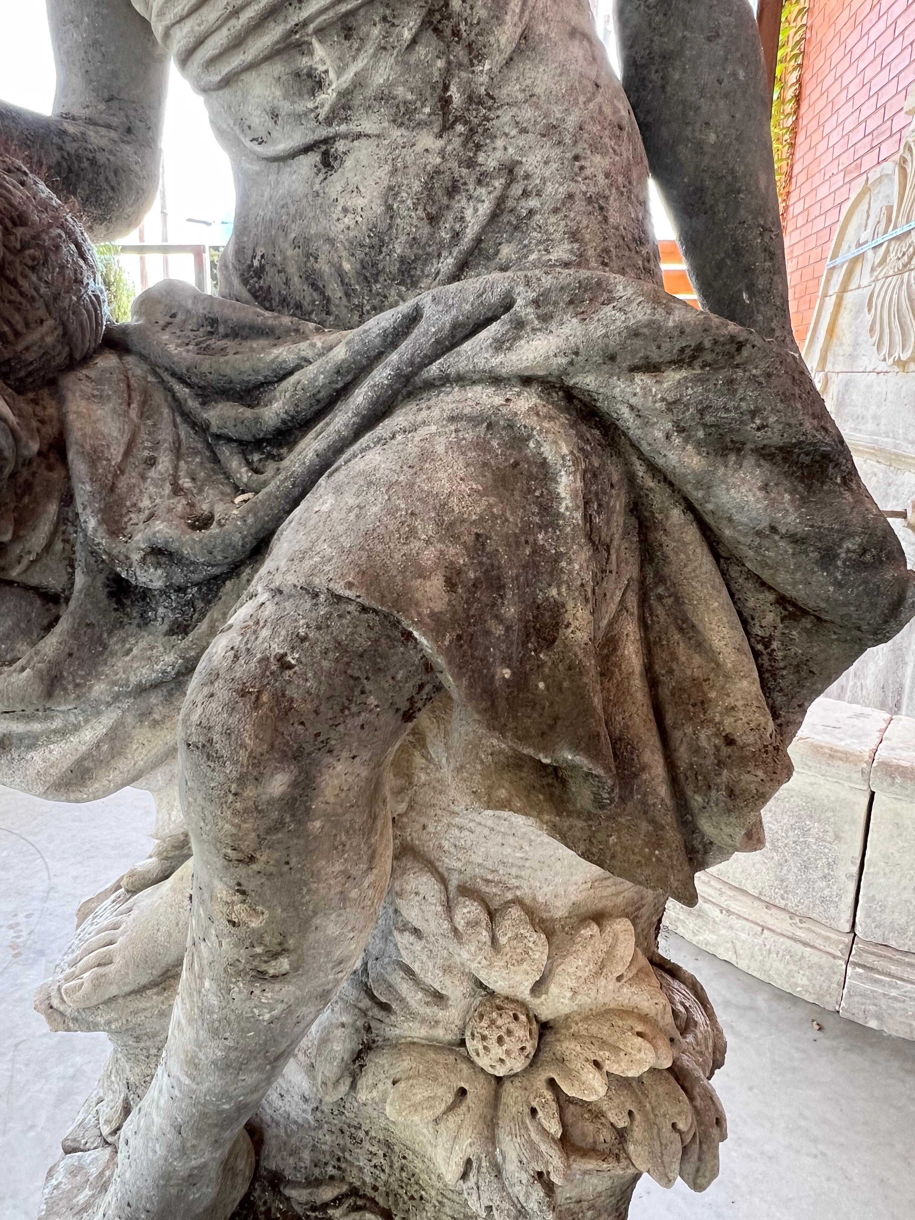 Italian Limestone Statue of Flora on Circular Stone Pedestal (21. Jahrhundert und zeitgenössisch) im Angebot