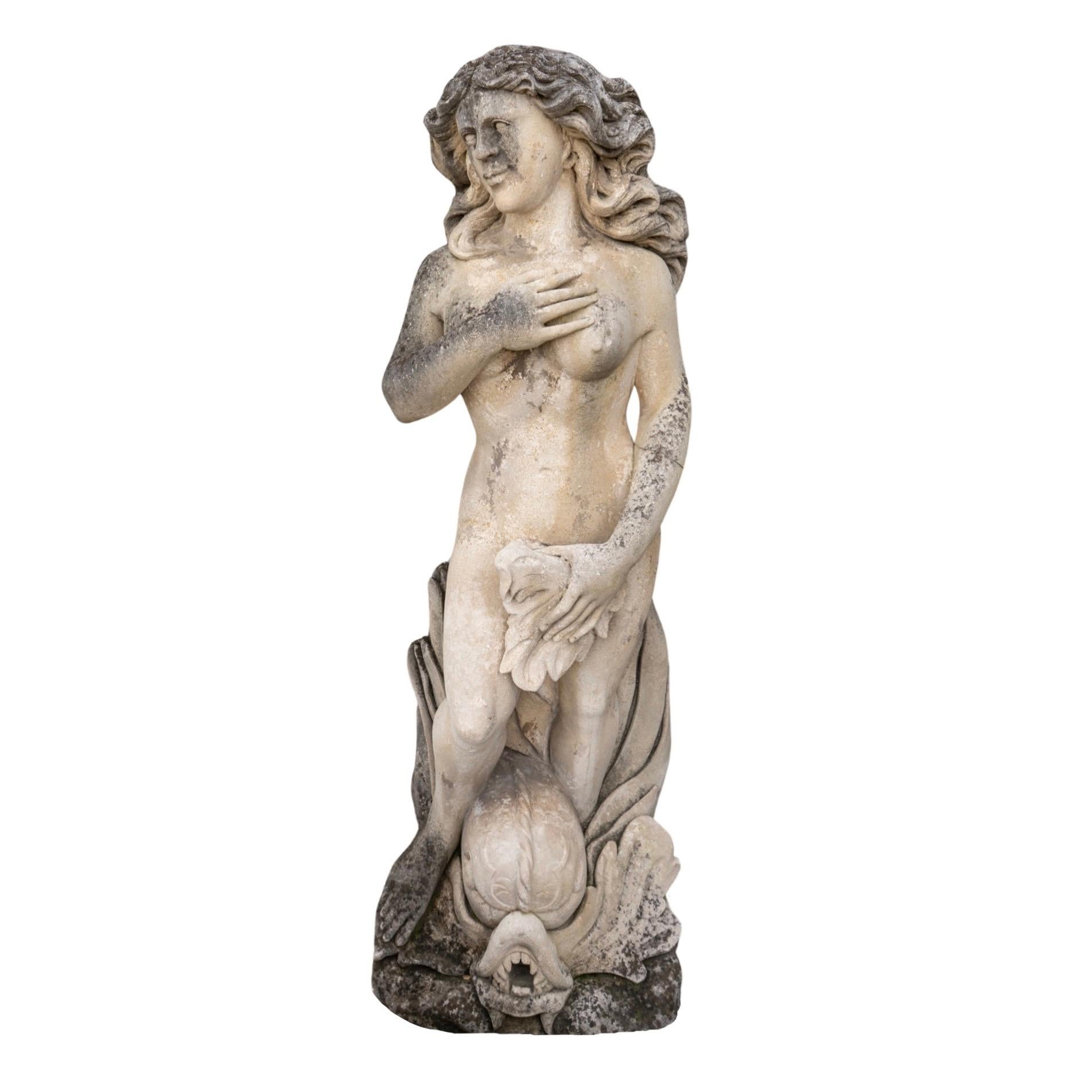 Cette sculpture de Vénus en pierre calcaire italienne est une représentation étonnante de la déesse de l'amour, sculptée avec des détails incroyables dans une pierre calcaire authentique du XVIIIe siècle provenant d'Italie. Le poisson mythique