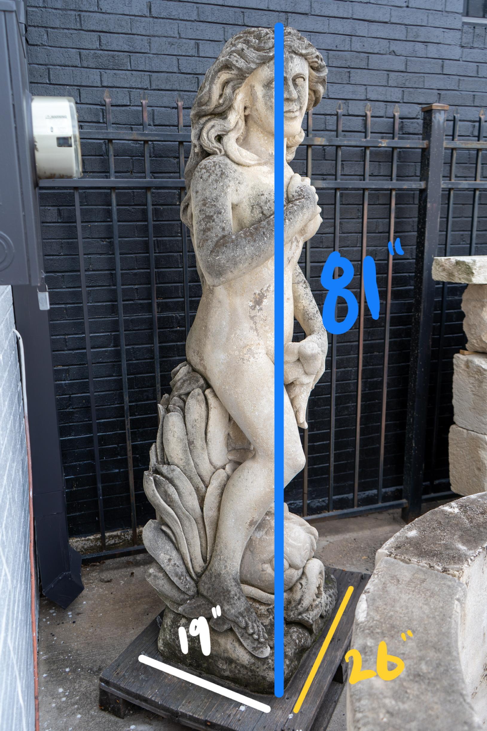 XVIIIe siècle Sculpture de Vénus en pierre calcaire italienne en vente