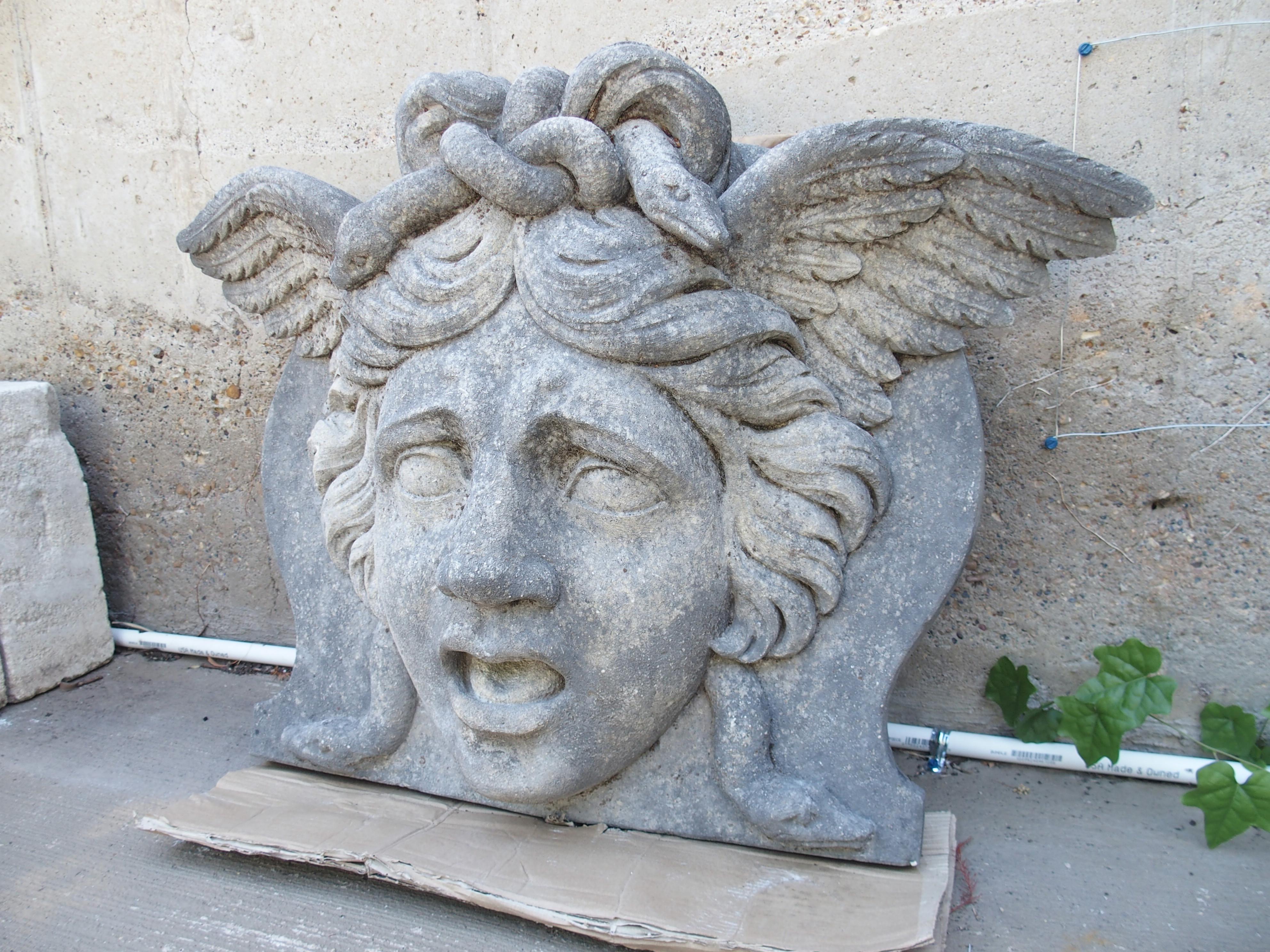 Neoclassico Fontana d'acqua in pietra calcarea italiana con scultura della Gorgone Medusa in vendita