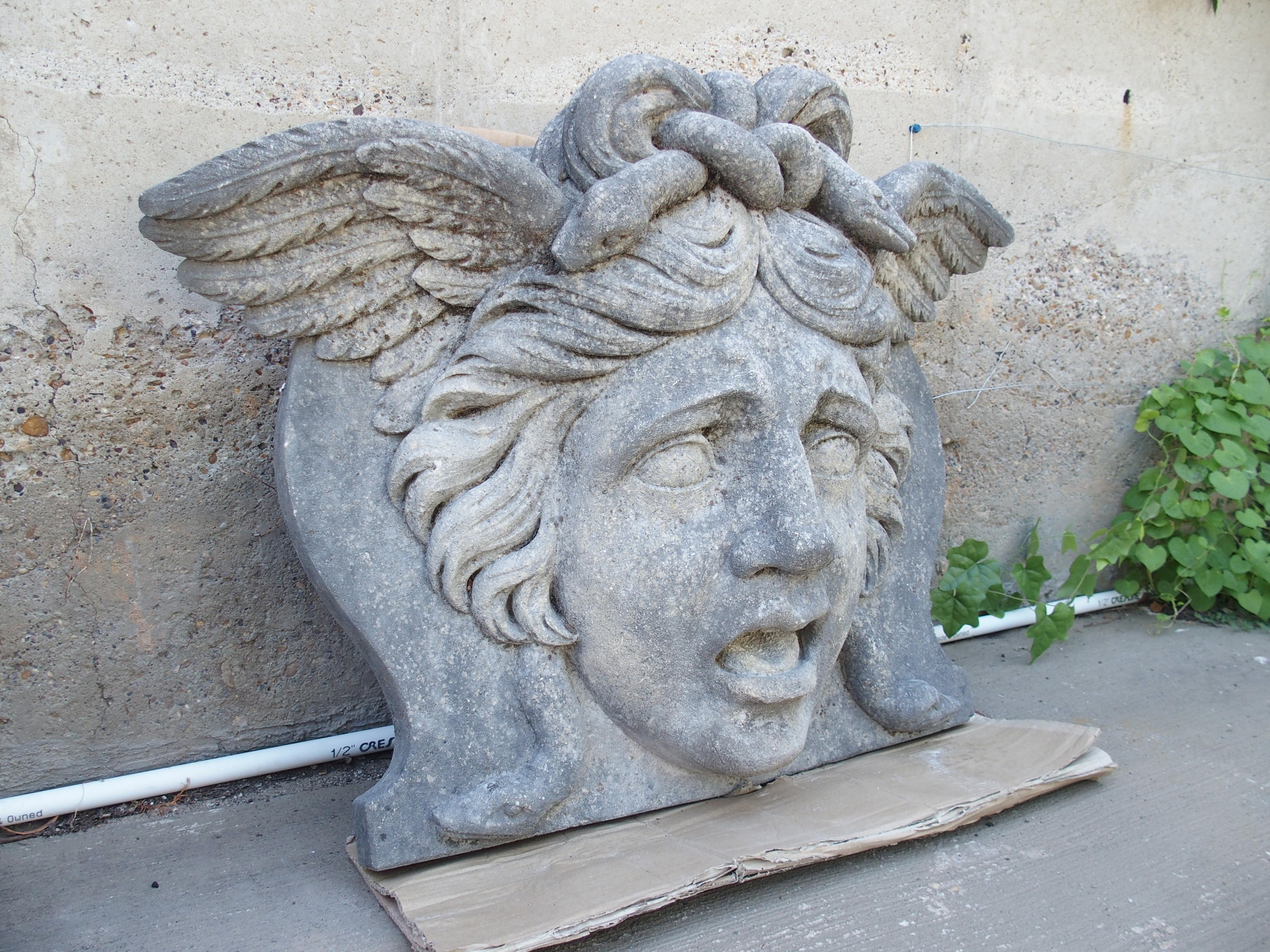 Italiano Fontana d'acqua in pietra calcarea italiana con scultura della Gorgone Medusa in vendita
