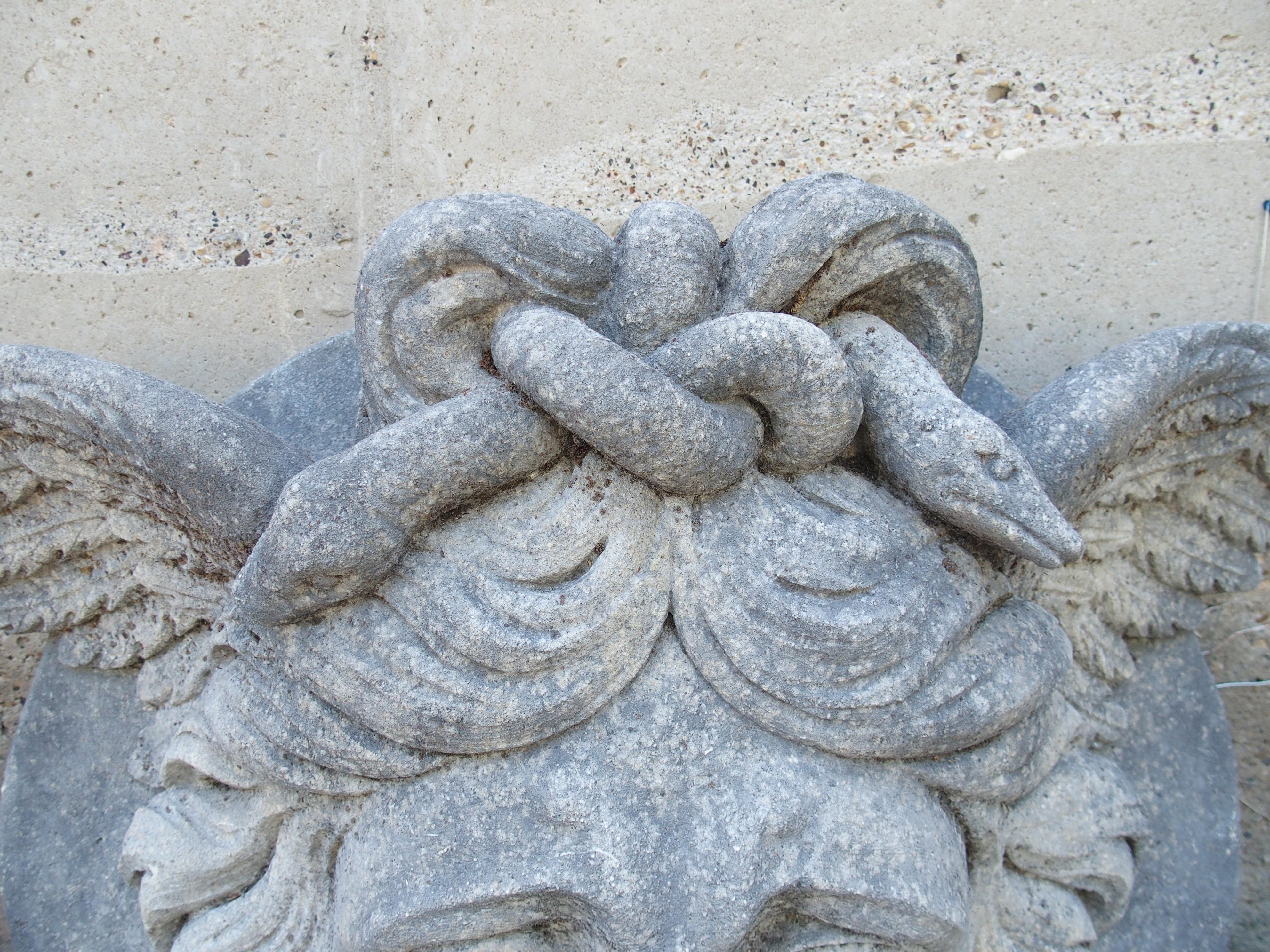 Intagliato a mano Fontana d'acqua in pietra calcarea italiana con scultura della Gorgone Medusa in vendita