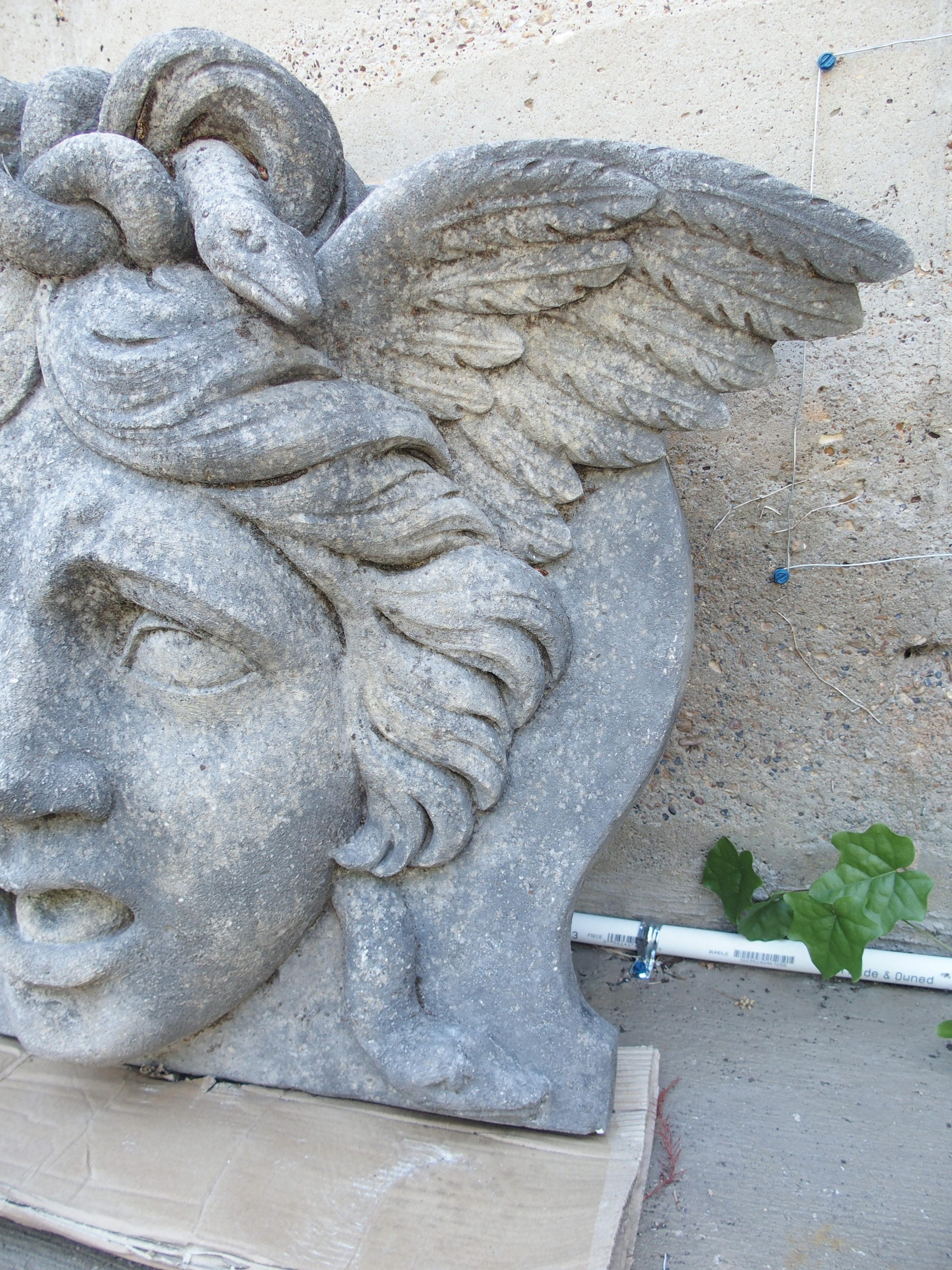 Fontana d'acqua in pietra calcarea italiana con scultura della Gorgone Medusa In condizioni buone in vendita a Dallas, TX