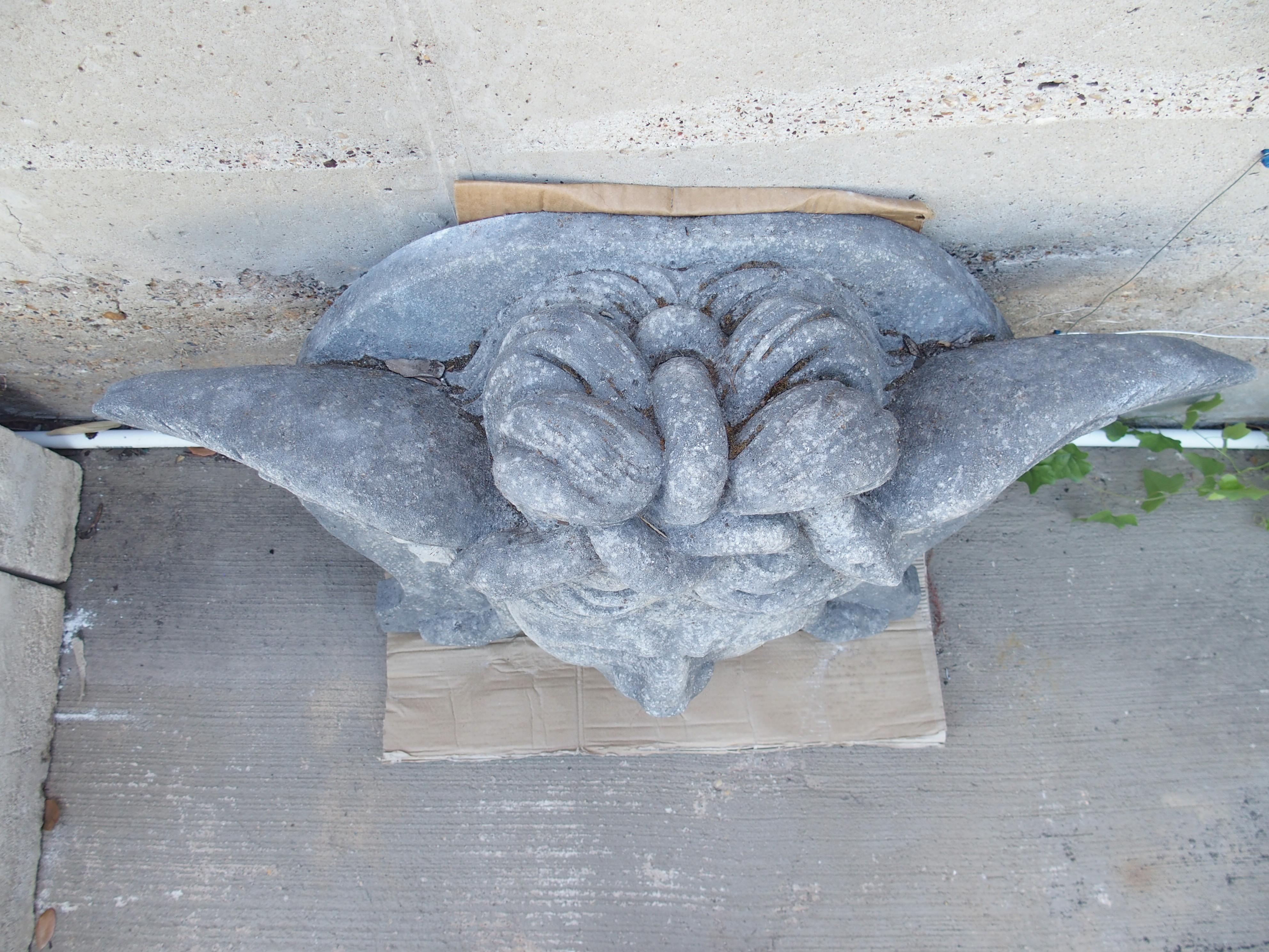 Pietra Fontana d'acqua in pietra calcarea italiana con scultura della Gorgone Medusa in vendita