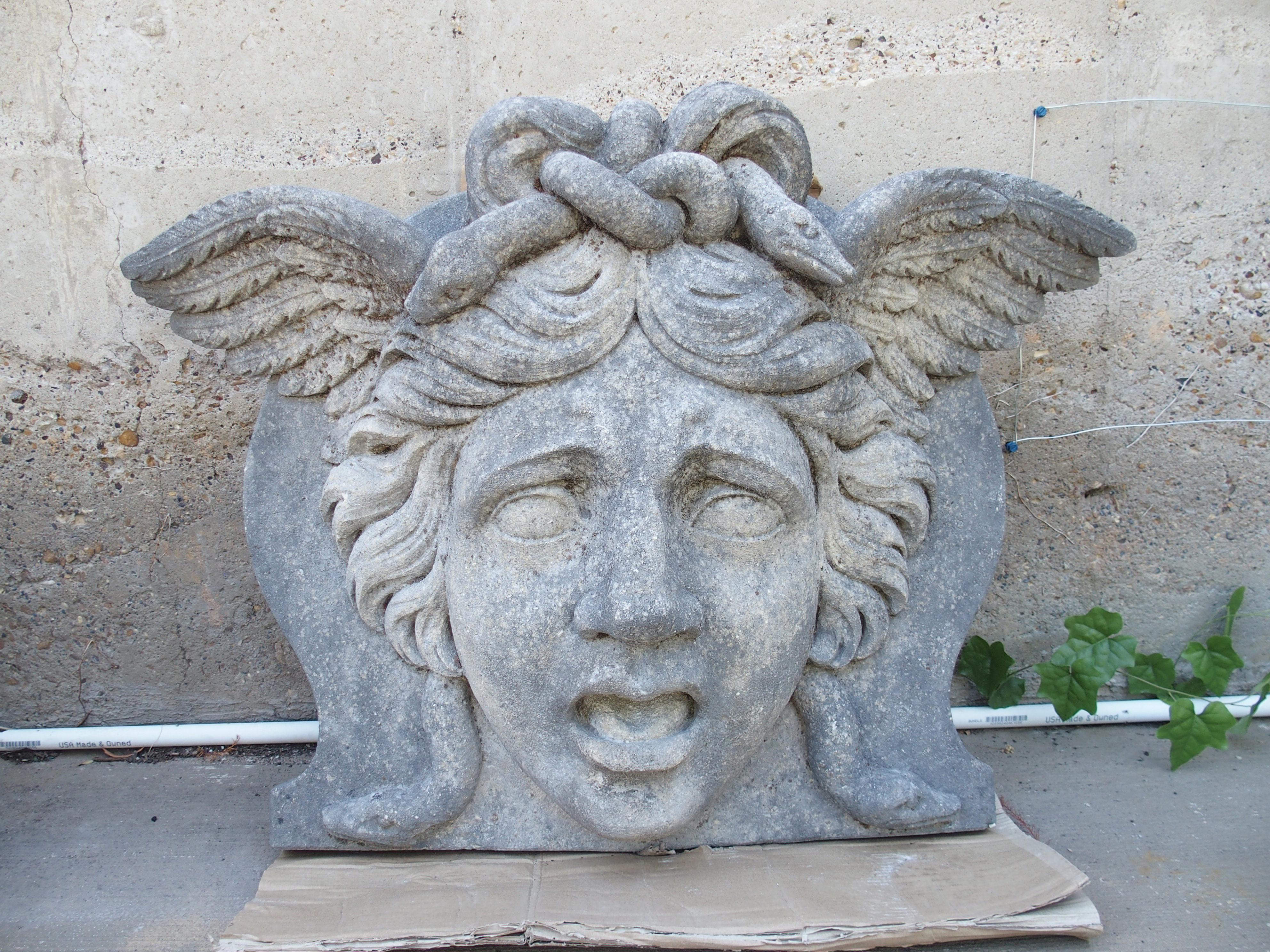 Fontana d'acqua in pietra calcarea italiana con scultura della Gorgone Medusa in vendita 1