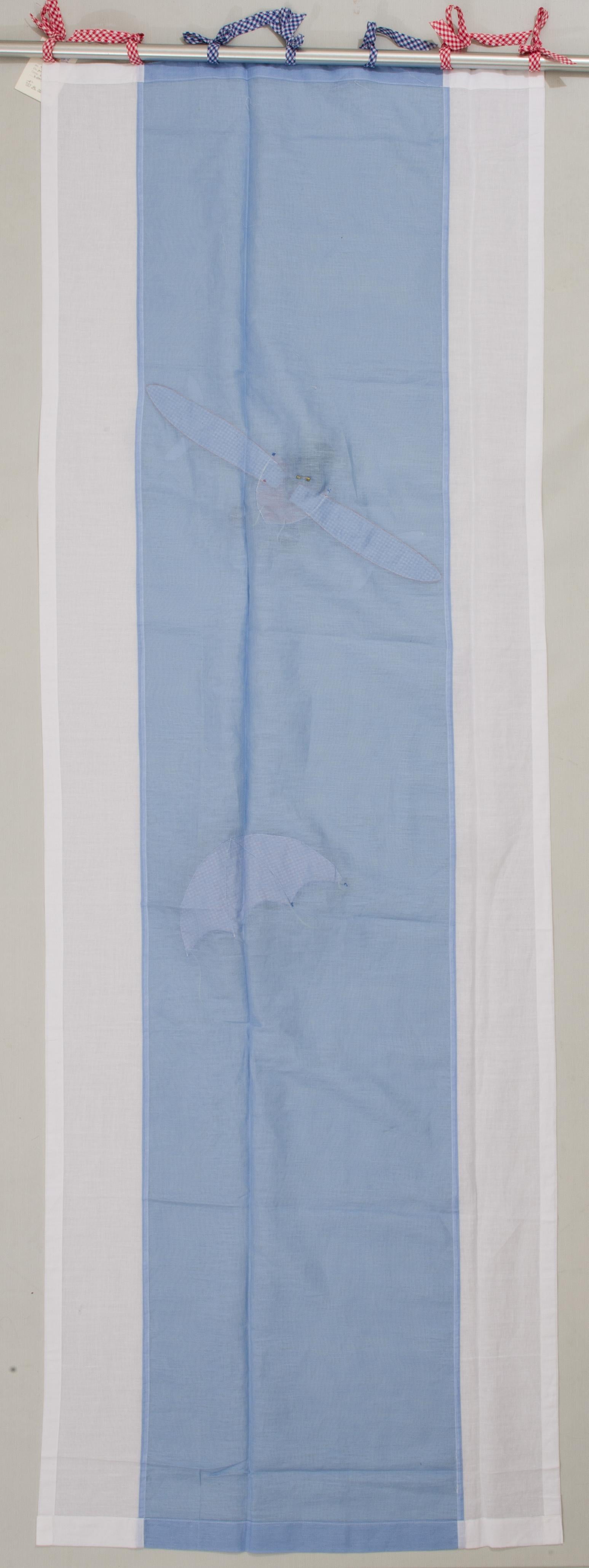 Original curtain for the children's room: it can be completed with two side white curtains.
The bears are perfectly aviator's dressed and stopped on the curtain with a safety pin, to be removed during washing.
B/1844.