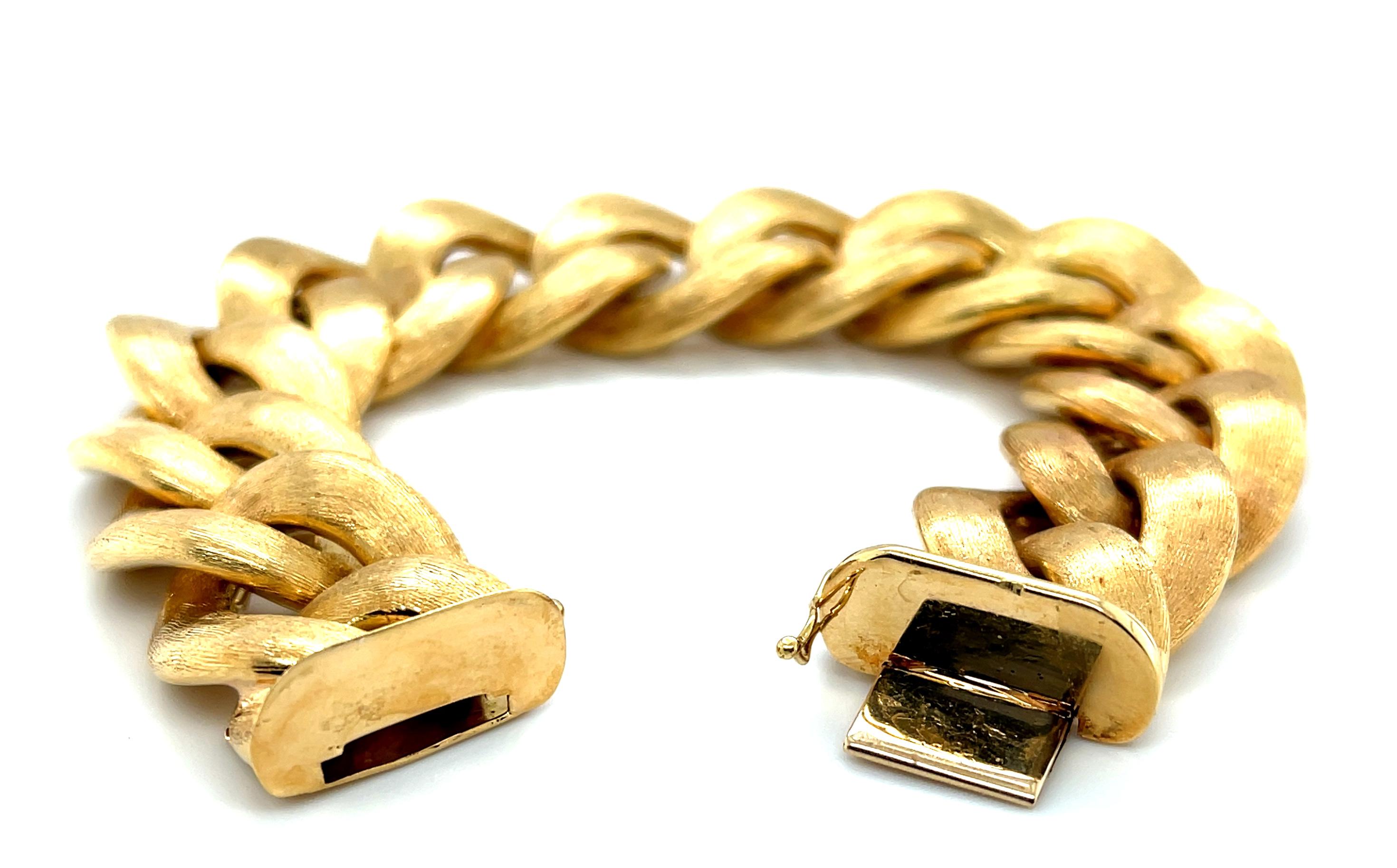 Italian Link Bracelet in 18k Yellow Gold with Florentine Brushed Finish   In New Condition For Sale In Los Angeles, CA