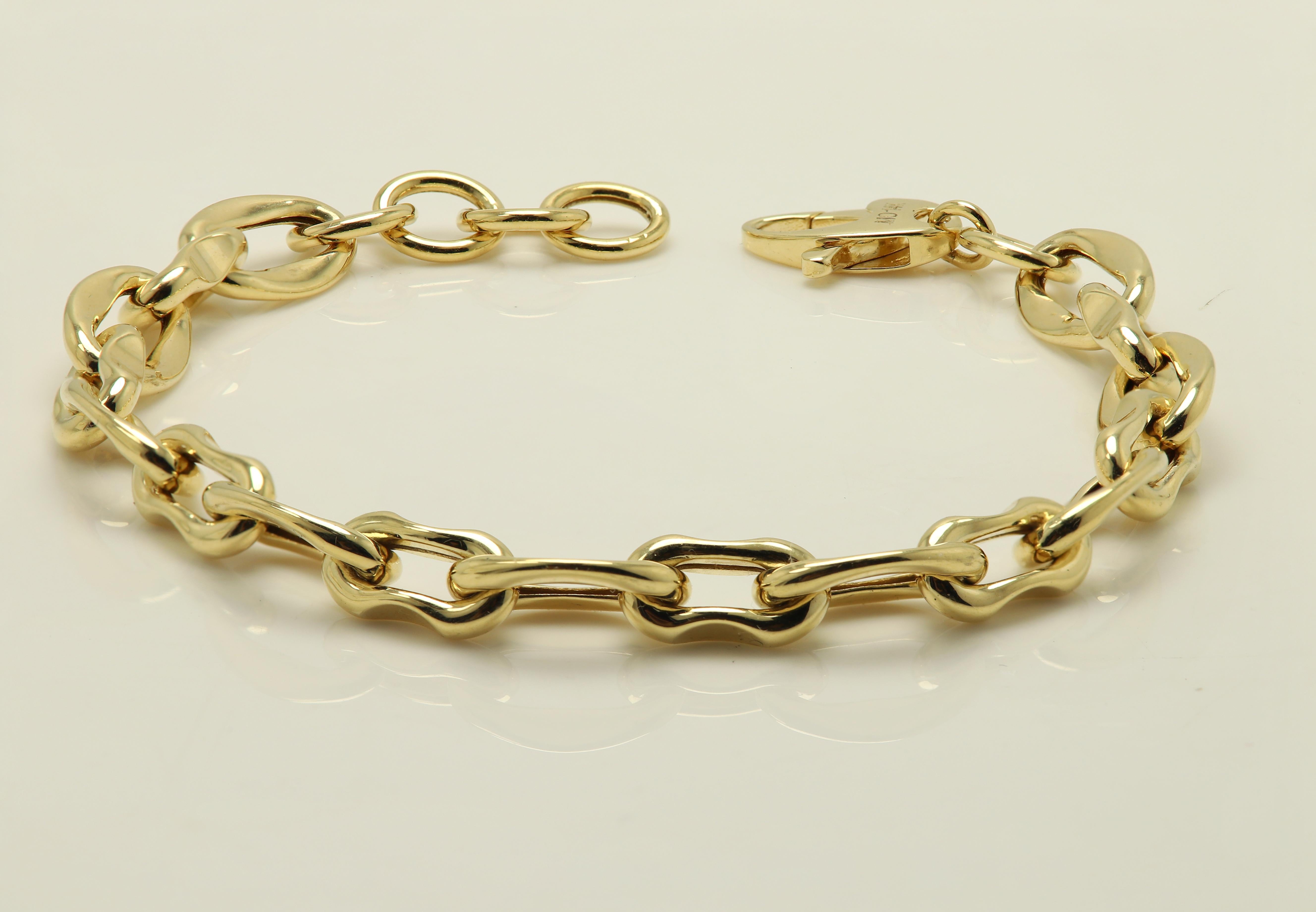 Beautiful Link Bracelet -  well made and very trendy look.
very elegant, Has a good balance between elegancy and trendy, not too bulky but not too thin either.
14k yellow gold 8.5 grams.
Length; 7.5' Inch
made In Italy.
approx individual link size