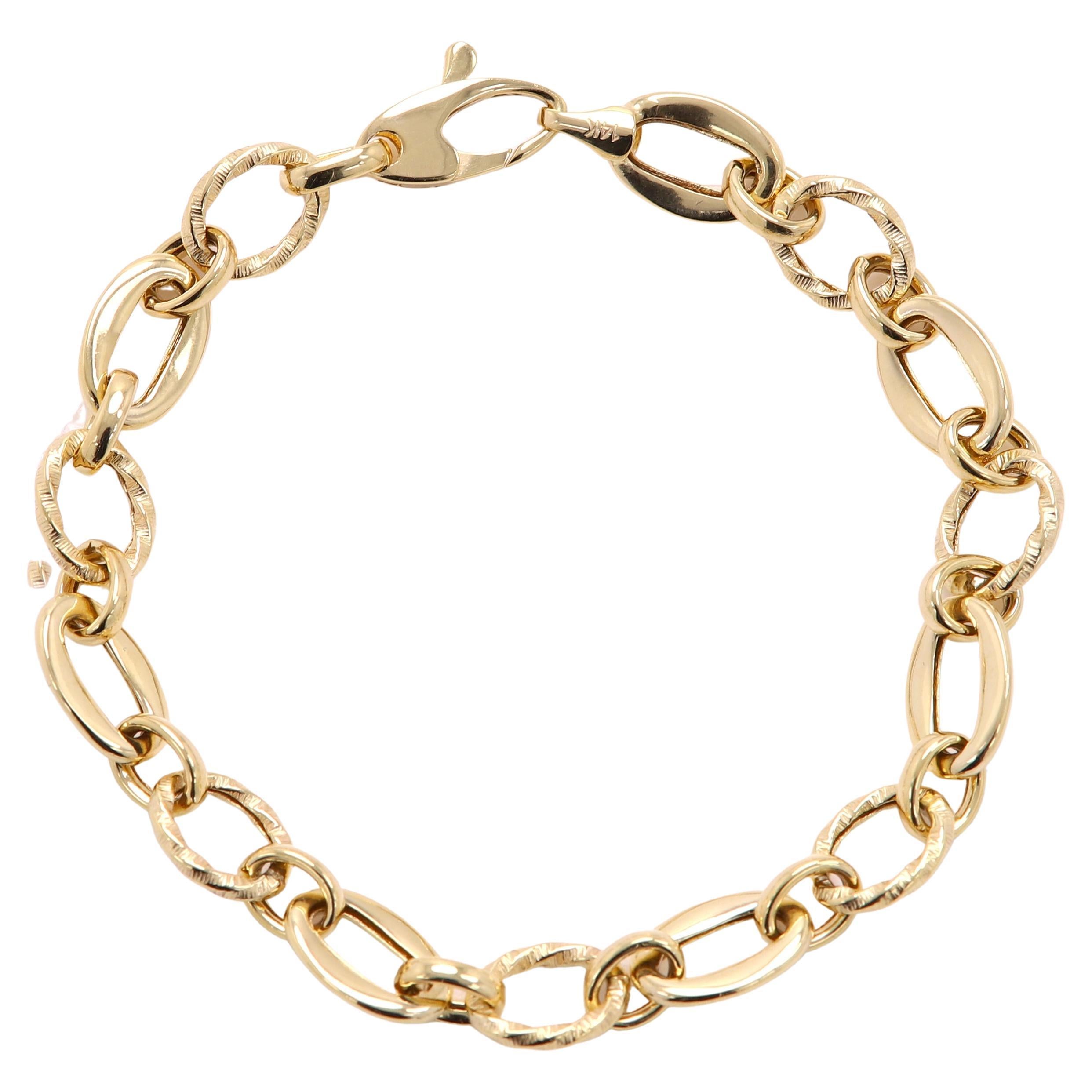Magnifique bracelet à maillons -  
Liens de texture alternatifs
bien fait et très tendance.
Or jaune 14k, environ 4,80 grammes.
Longueur ; 7' Inch
Fabriqué en Italie.
La taille moyenne d'un maillon est de 10 x 7 mm.
(plus beau en vrai)
+Boîte à