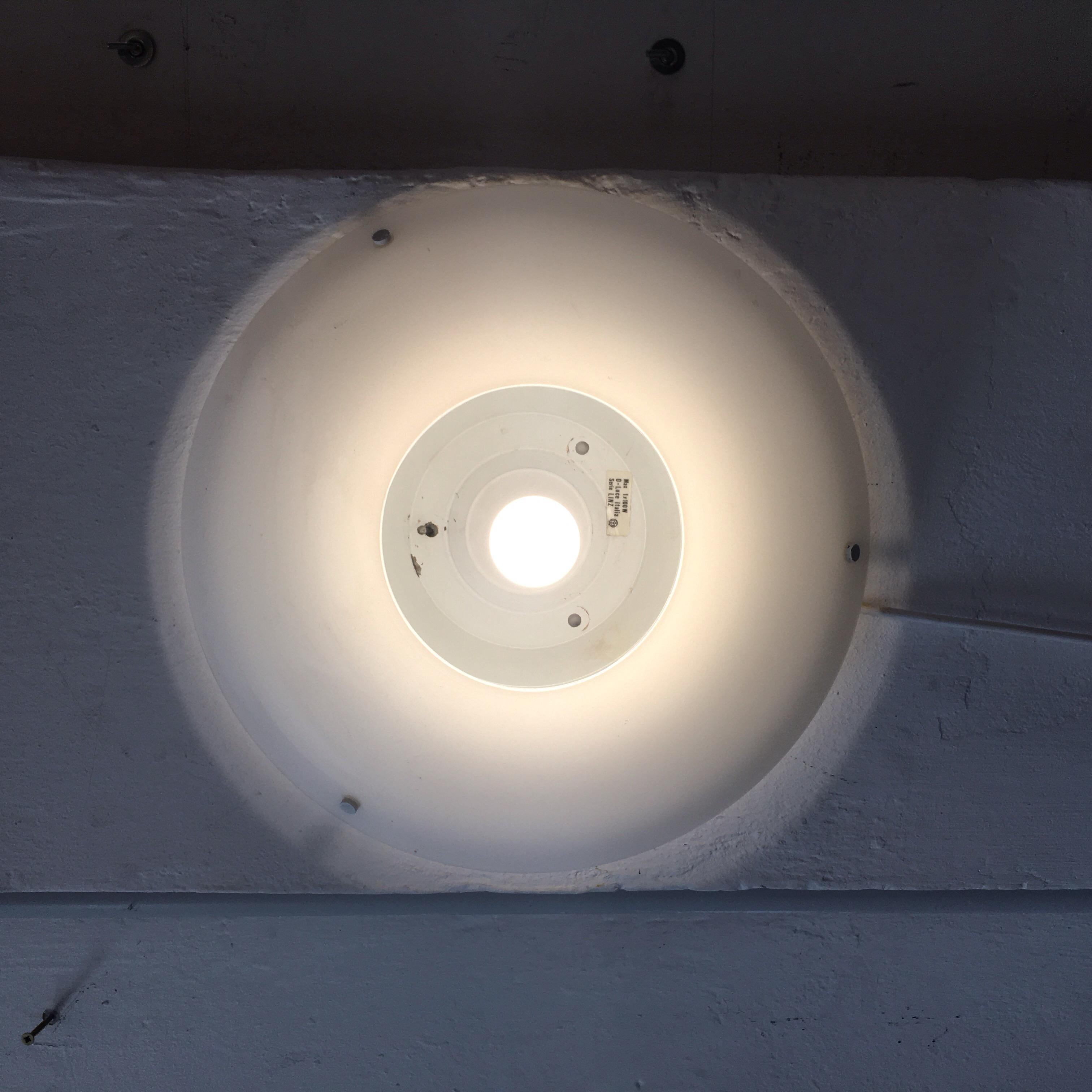 Italian round Linz wall light, made of glass and designed by Vico Magistretti for Oluce, 1970s
Very good conditions.