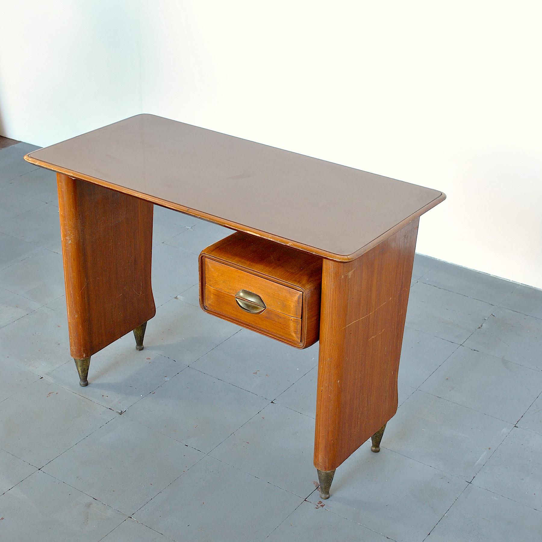 Little desk in wood and finishes in brass by Vittorio Dassi, late 1950s.