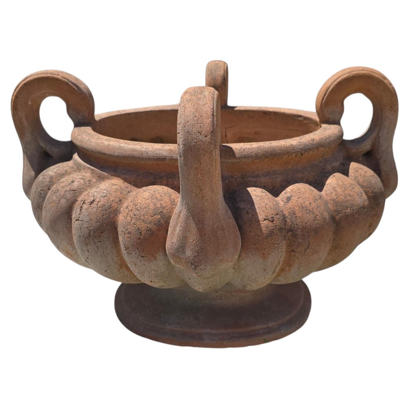 Crátera italiana de terracota con forma lobulada y cuatro asas, de mediados del siglo XX