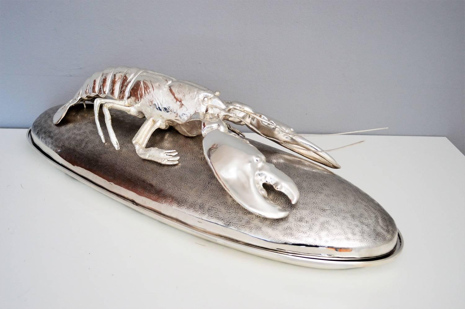 A magnificent and rare impressive silver plated lobster serving platter by Franco Lapini, Italy, 1970.
The large deep oval tray with wide hammered edge which is fitted with a conforming hammered lid surmounted a life-like cast lobster, all silver