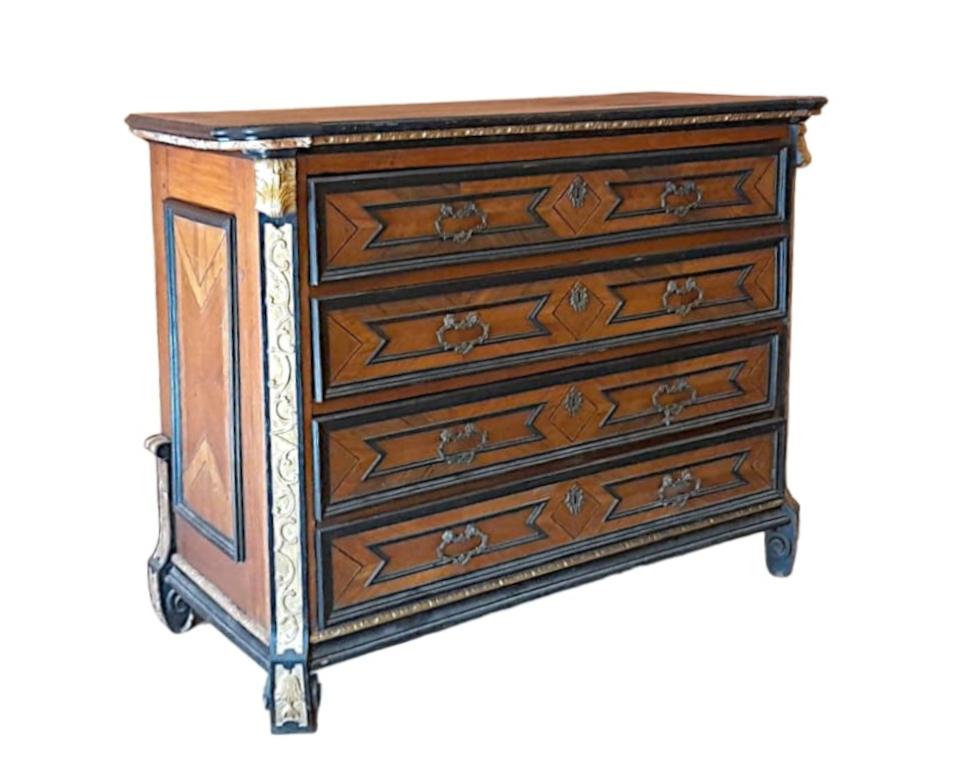 Italian (Lombard) dresser, mid-1700s, made of walnut In Good Condition For Sale In Cesena, FC
