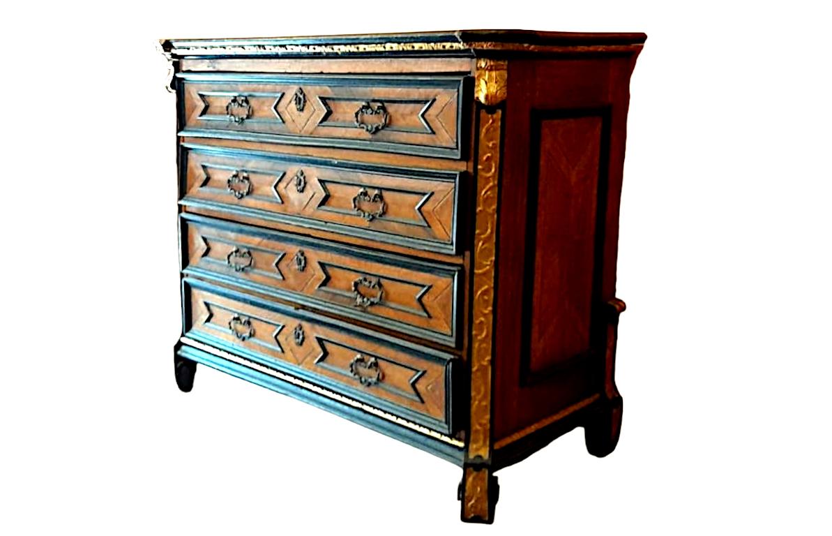 XVIIIe siècle Commode italienne (lombarde), milieu des années 1700, en noyer en vente