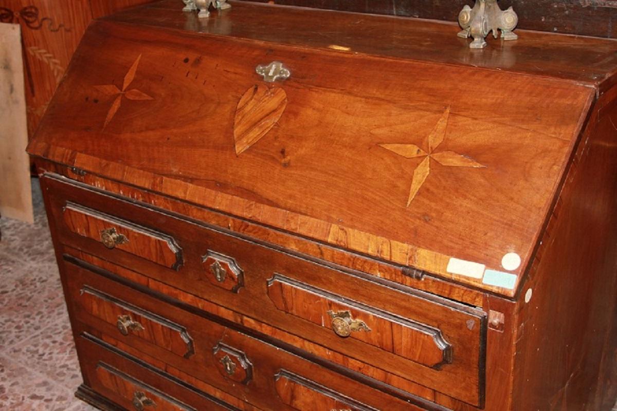 Rustic Italian Lombard drop-leaf cabinet from the 1600s in walnut wood with inlay motif For Sale