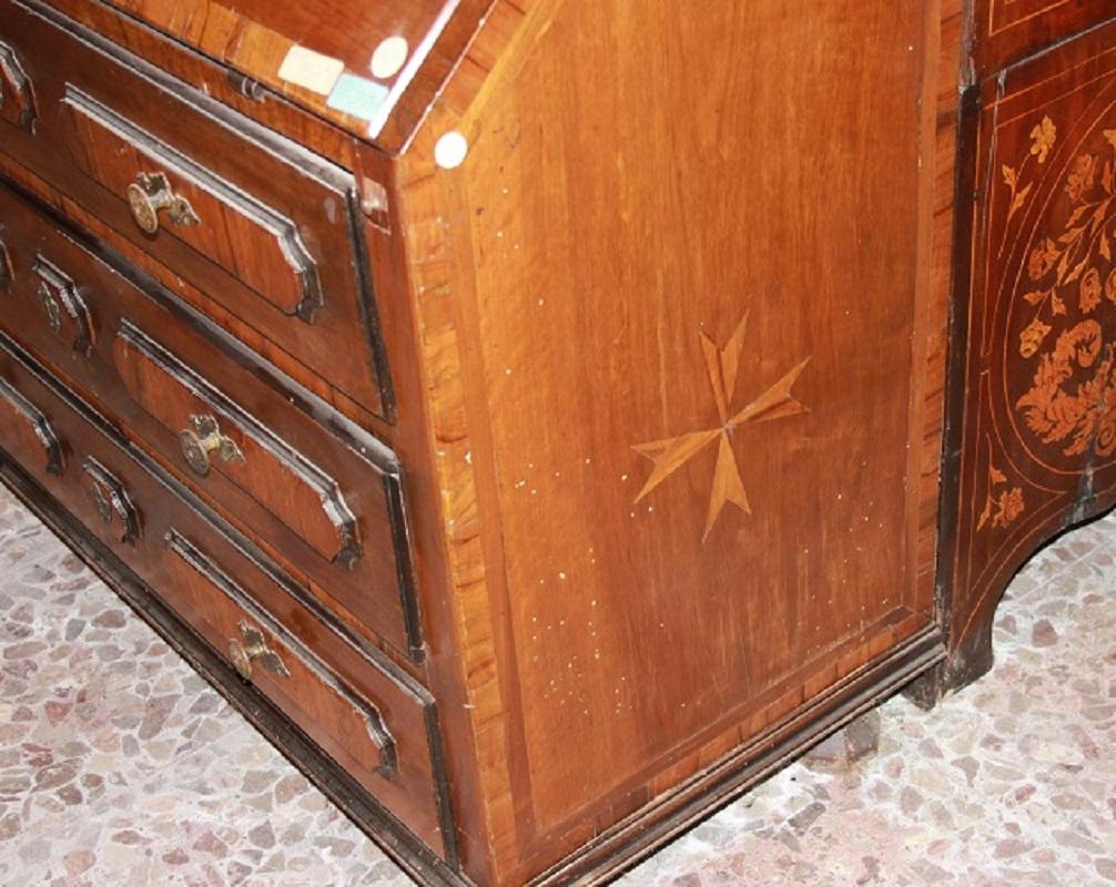 Italian Lombard drop-leaf cabinet from the 1600s in walnut wood with inlay motif In Good Condition For Sale In Barletta, IT