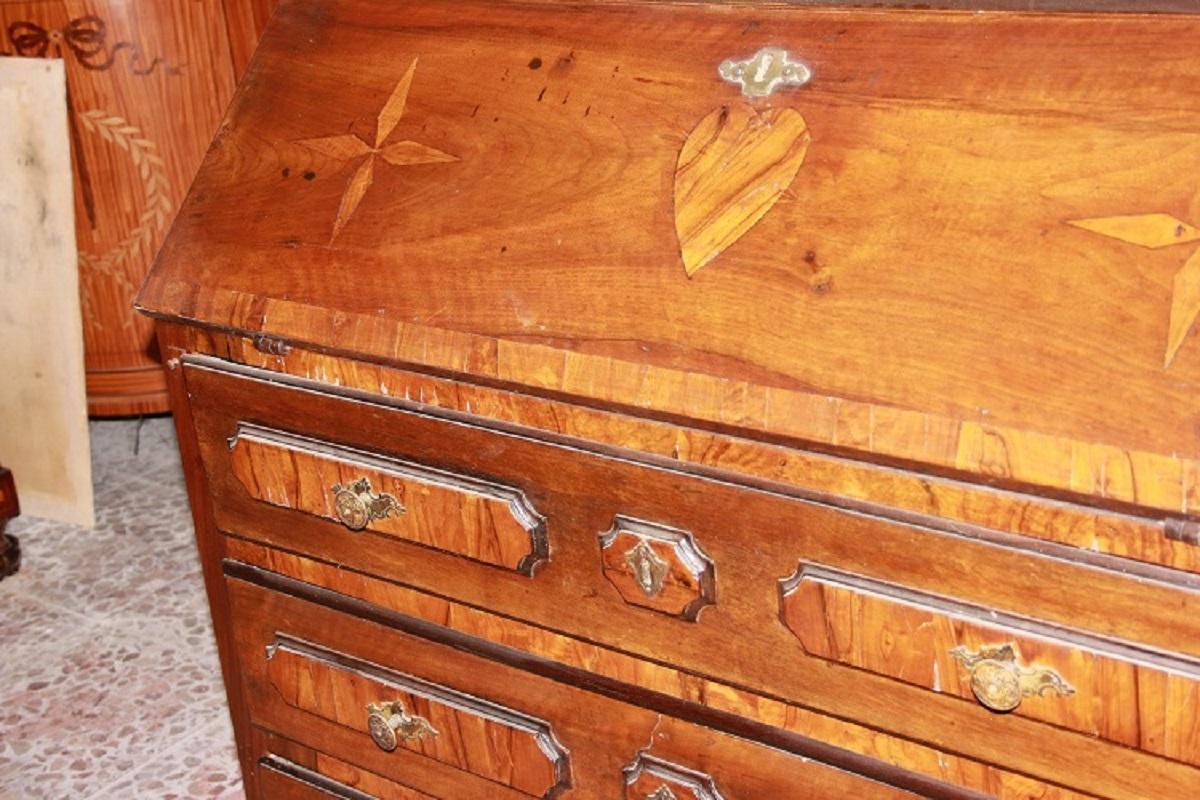 Italian Lombard drop-leaf cabinet from the 1600s in walnut wood with inlay motif For Sale 2