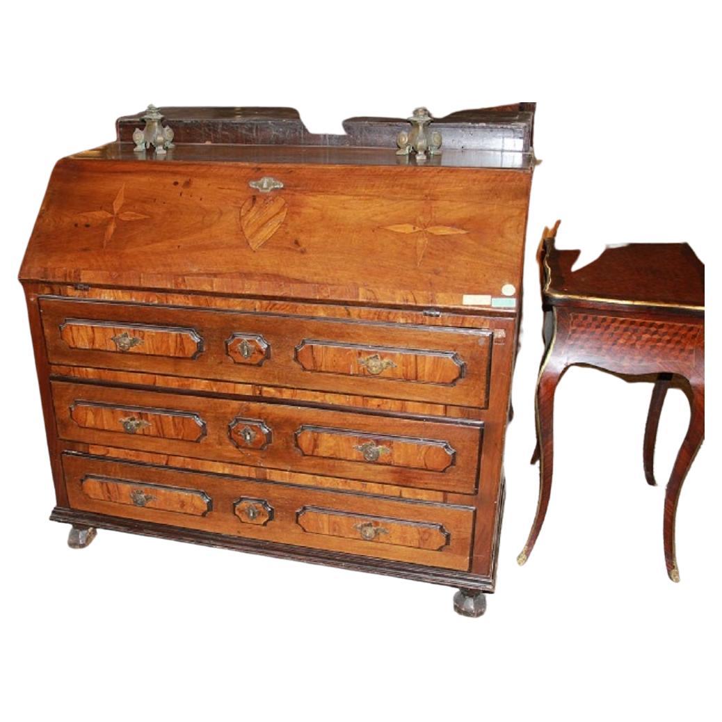 Italian Lombard drop-leaf cabinet from the 1600s in walnut wood with inlay motif For Sale
