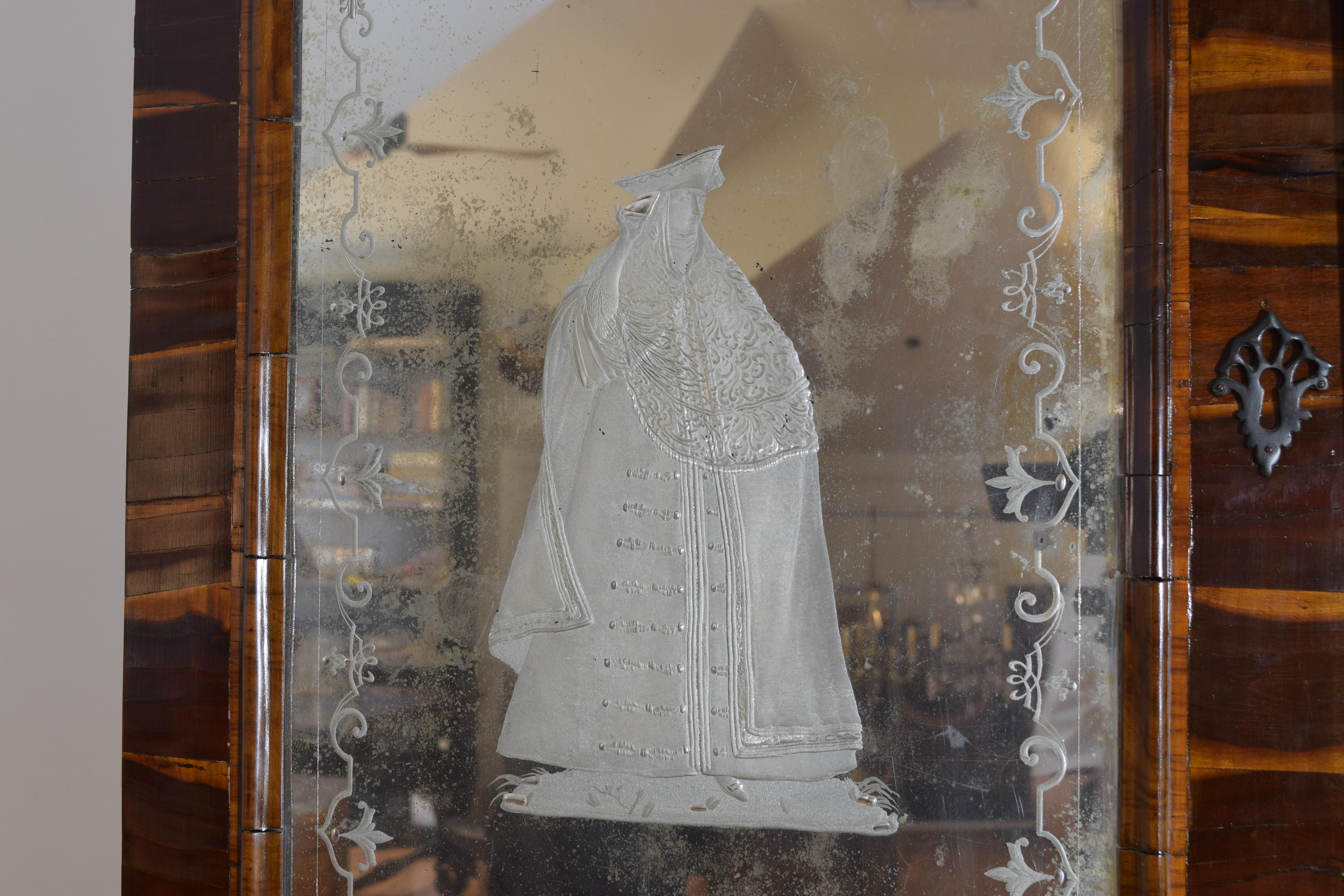 Italiano, Lombardia, Periodo LXIV, Gabinetto a 2 pezzi in legno di carrubo impiallacciato, 1725 in vendita 3