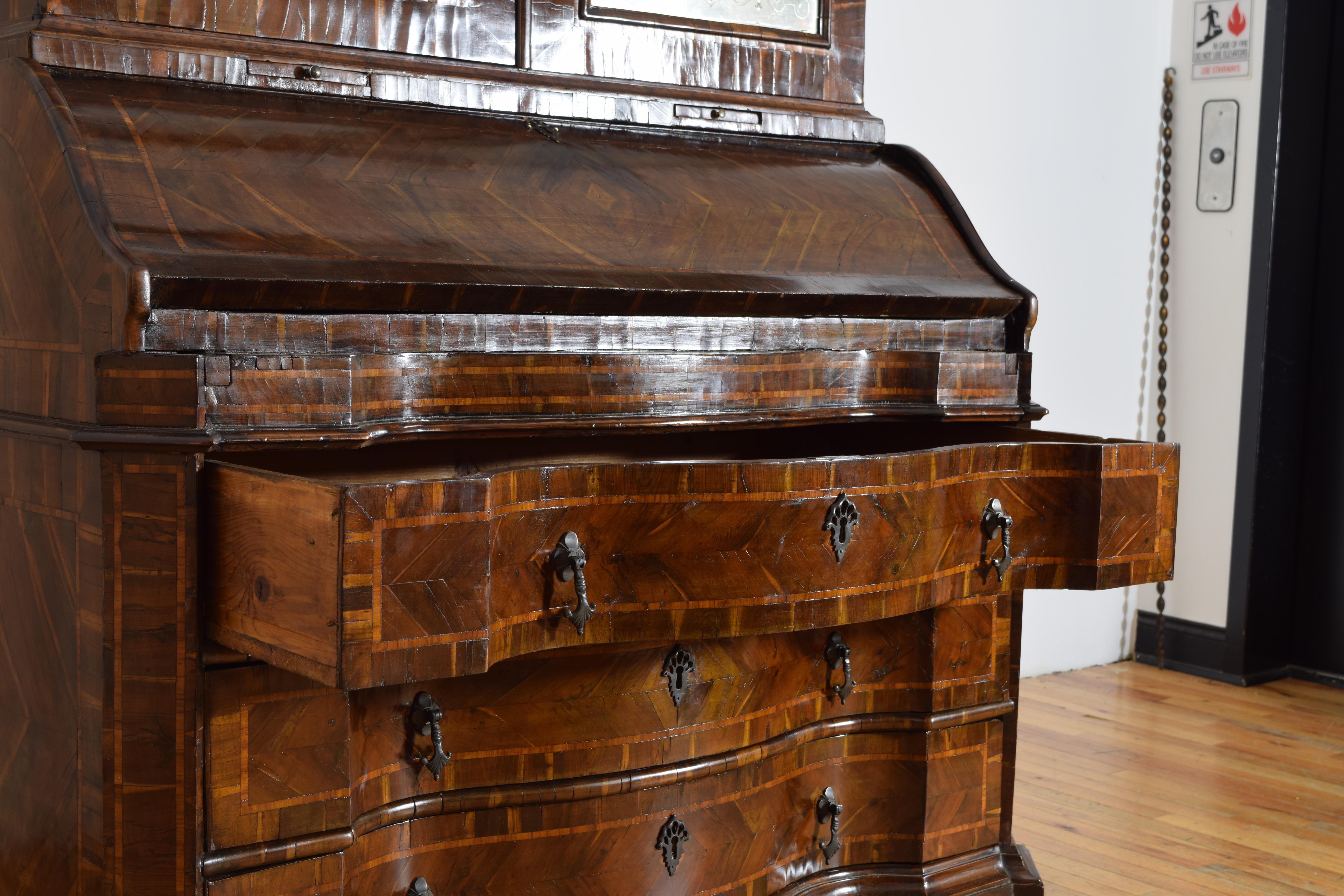 Italiano, Lombardia, Periodo LXIV, Gabinetto a 2 pezzi in legno di carrubo impiallacciato, 1725 in vendita 5