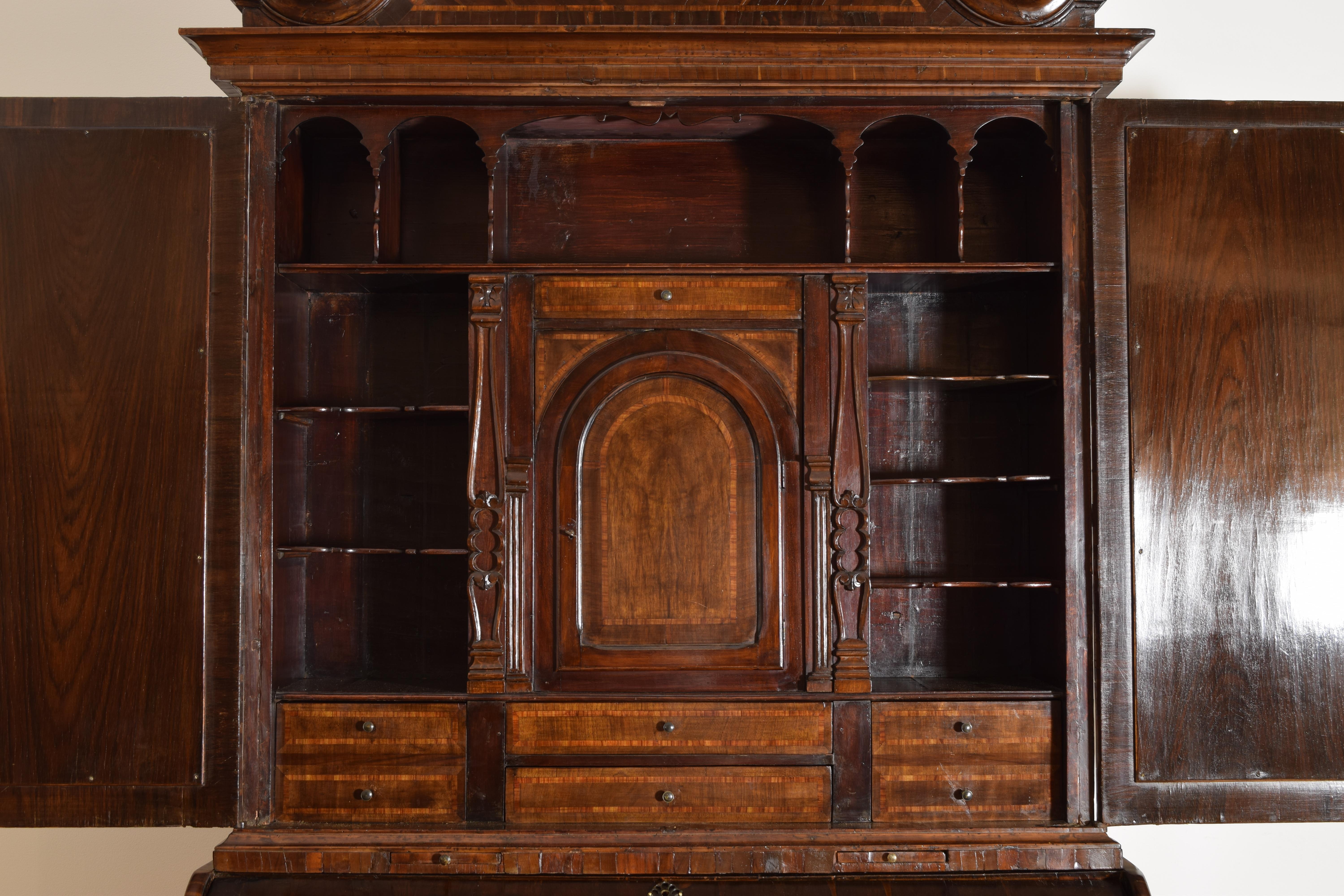 Italiano, Lombardia, Periodo LXIV, Gabinetto a 2 pezzi in legno di carrubo impiallacciato, 1725 in vendita 6