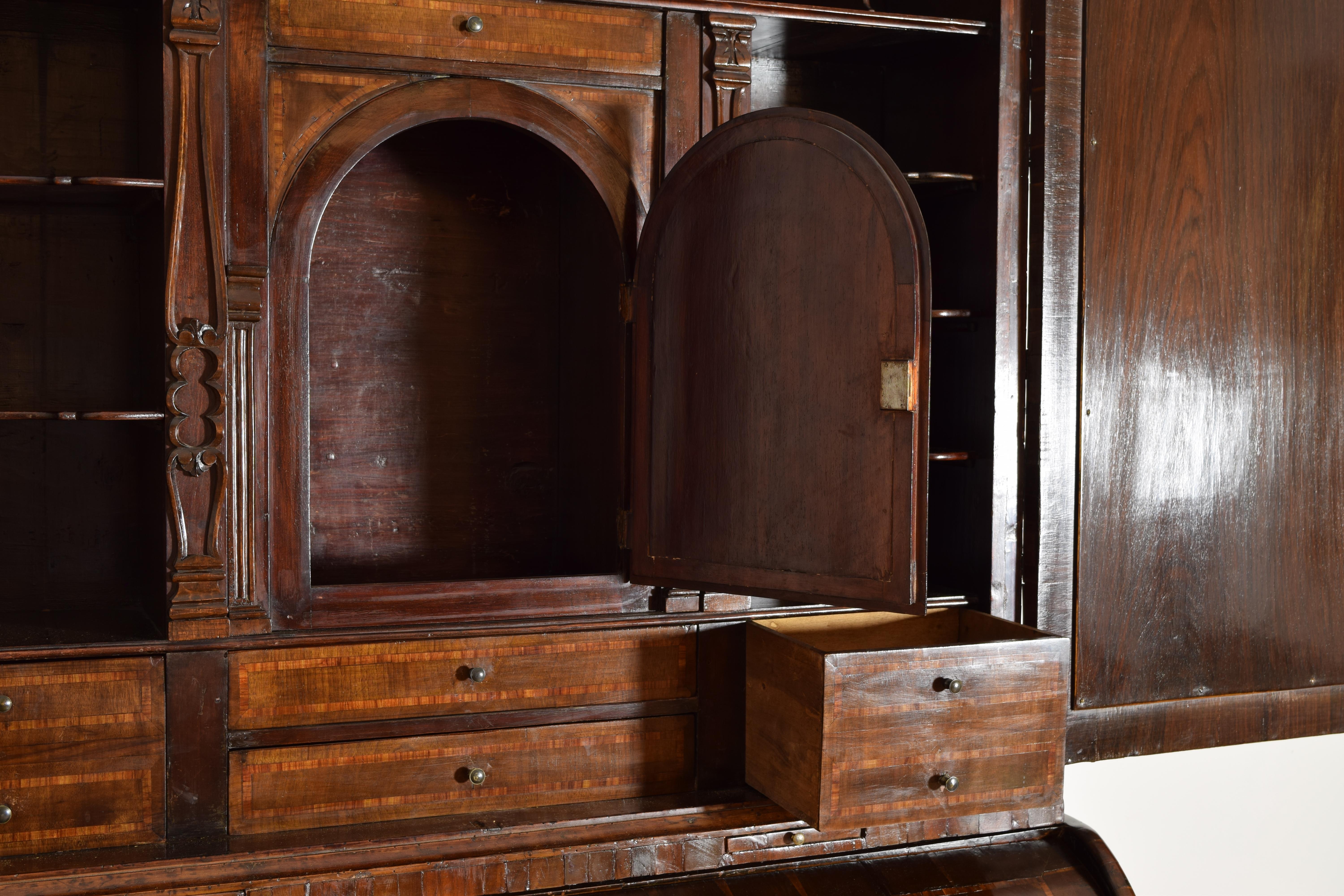 Italiano, Lombardia, Periodo LXIV, Gabinetto a 2 pezzi in legno di carrubo impiallacciato, 1725 in vendita 7