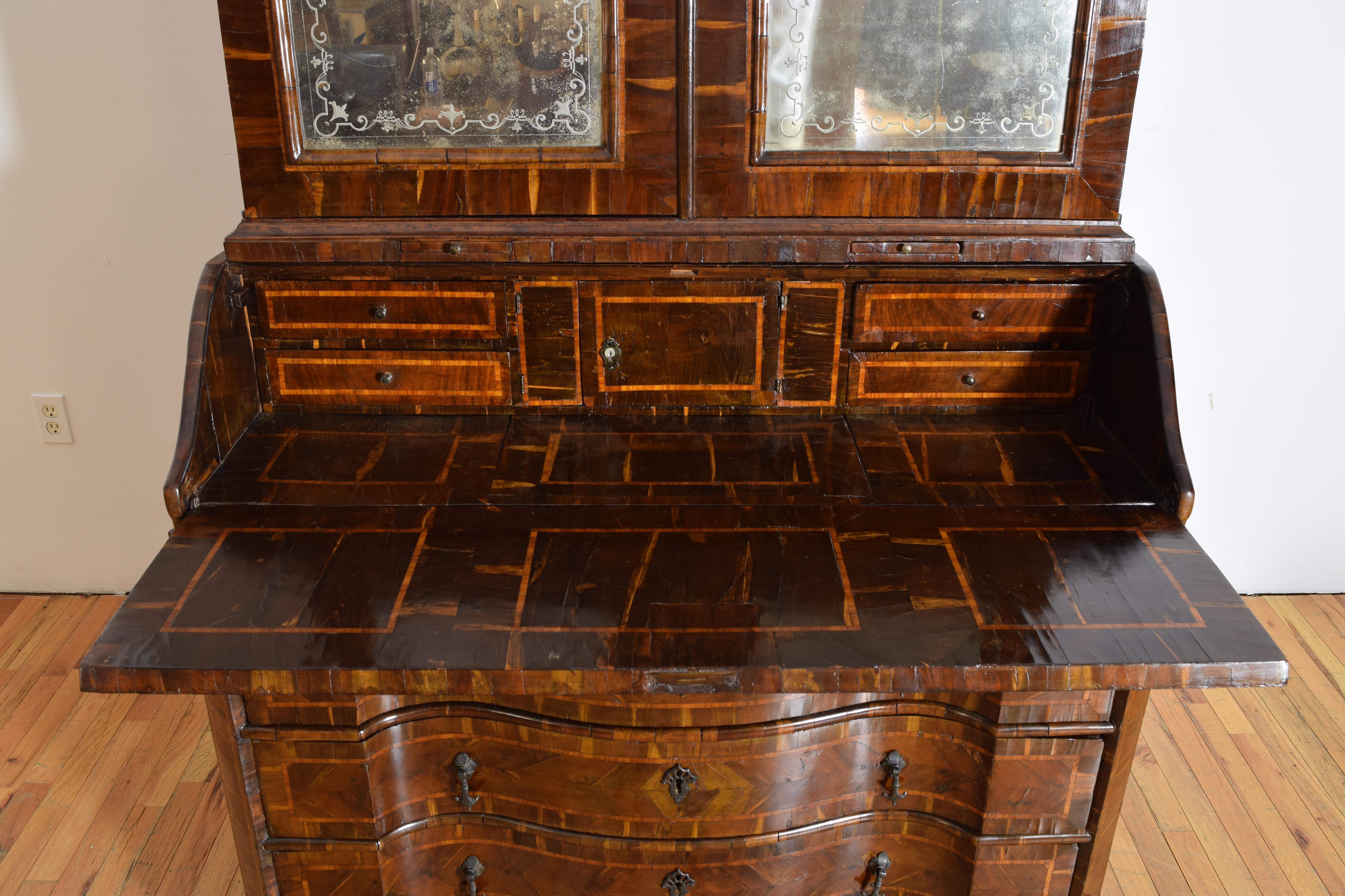 Italiano, Lombardia, Periodo LXIV, Gabinetto a 2 pezzi in legno di carrubo impiallacciato, 1725 in vendita 8