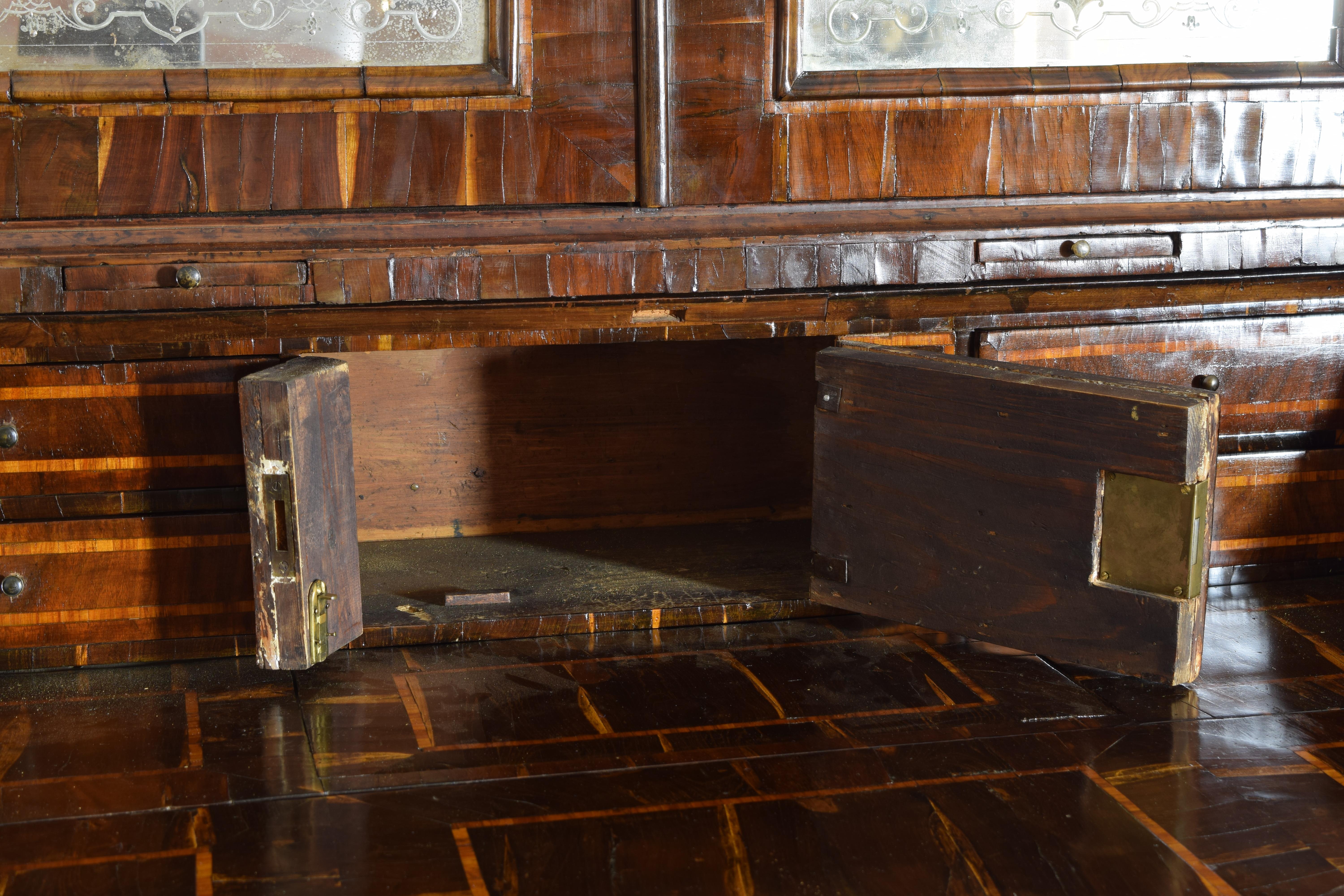 Italiano, Lombardia, Periodo LXIV, Gabinetto a 2 pezzi in legno di carrubo impiallacciato, 1725 in vendita 9