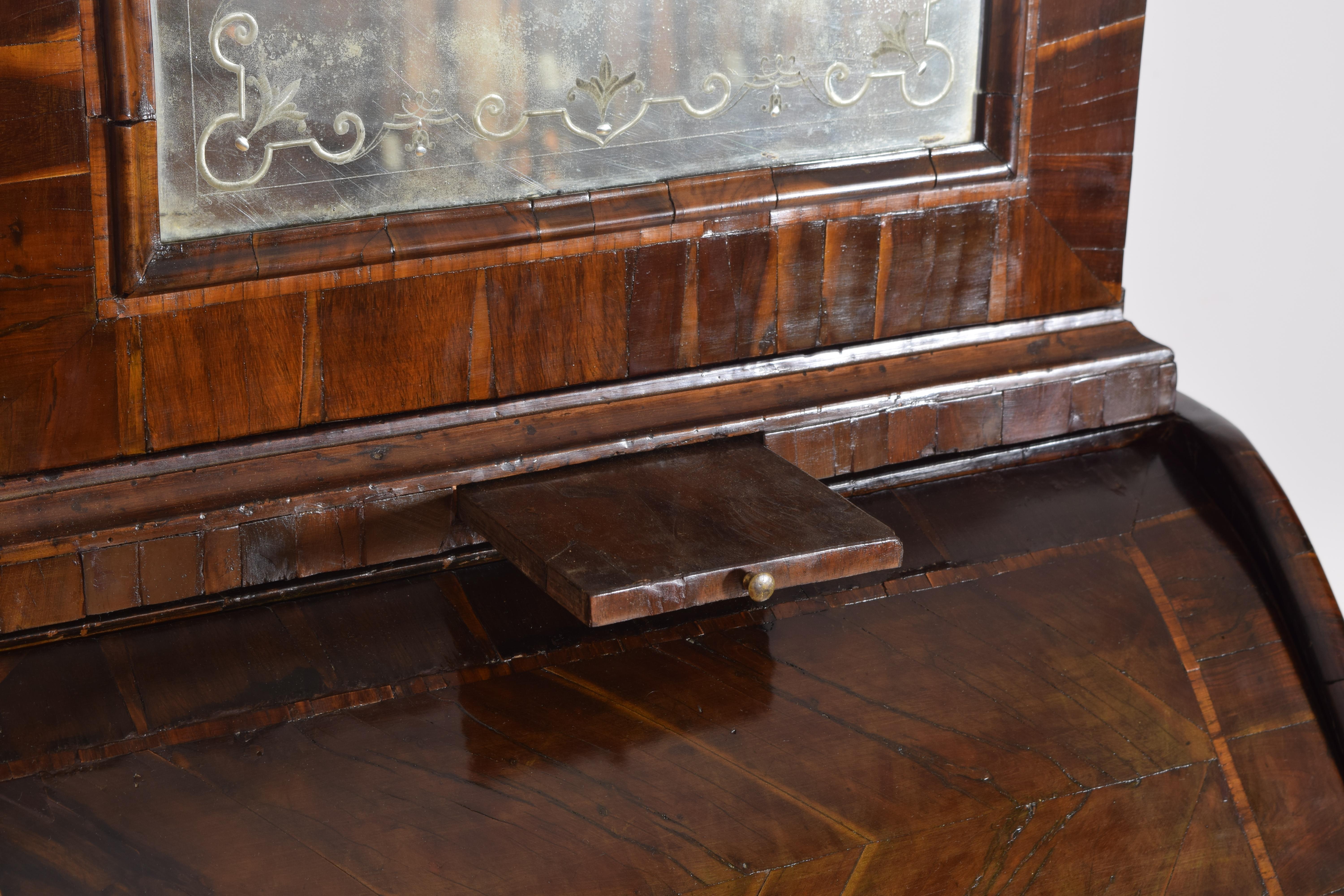 Italiano, Lombardia, Periodo LXIV, Gabinetto a 2 pezzi in legno di carrubo impiallacciato, 1725 in vendita 10