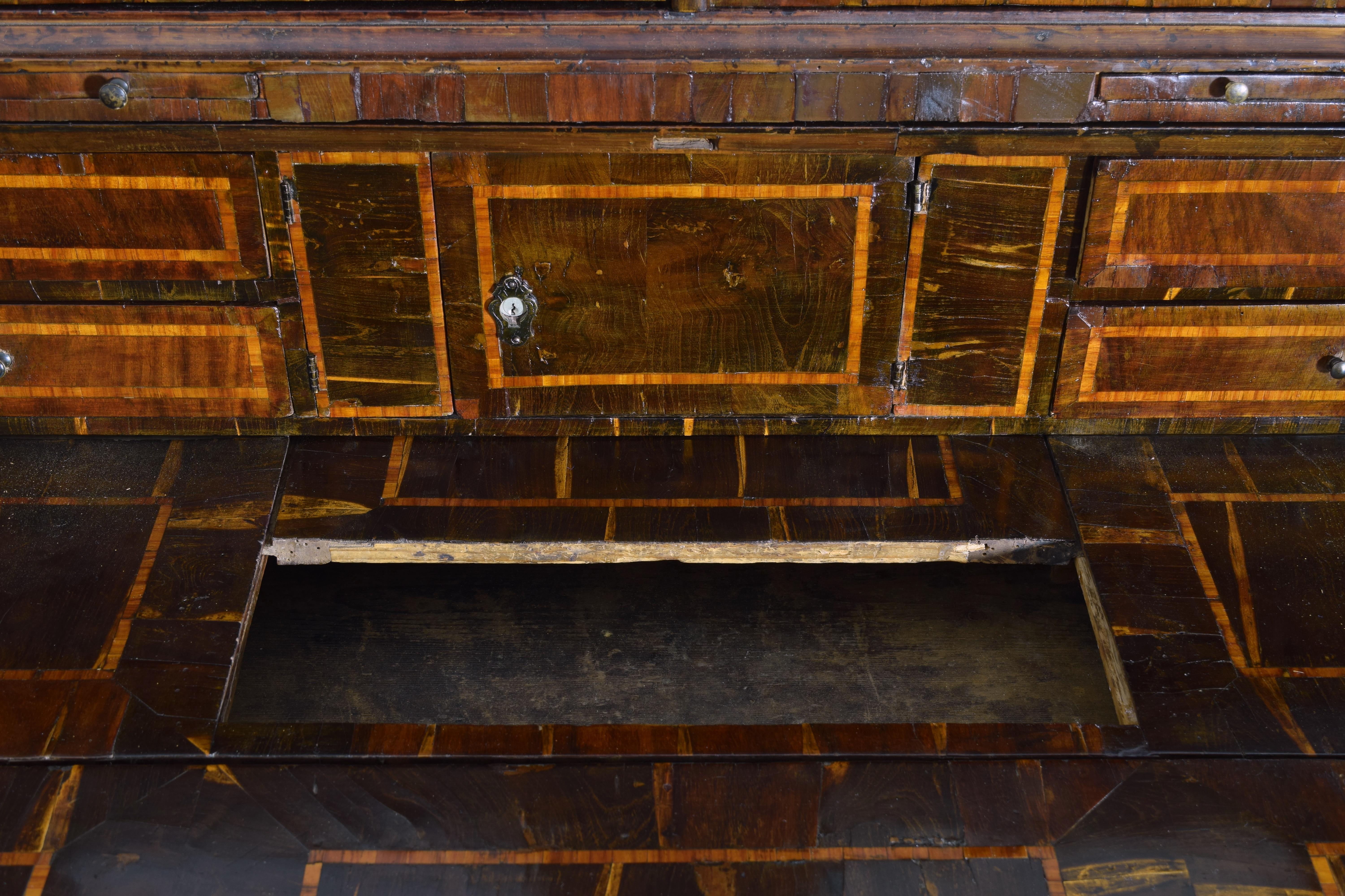 Italiano, Lombardia, Periodo LXIV, Gabinetto a 2 pezzi in legno di carrubo impiallacciato, 1725 in vendita 11