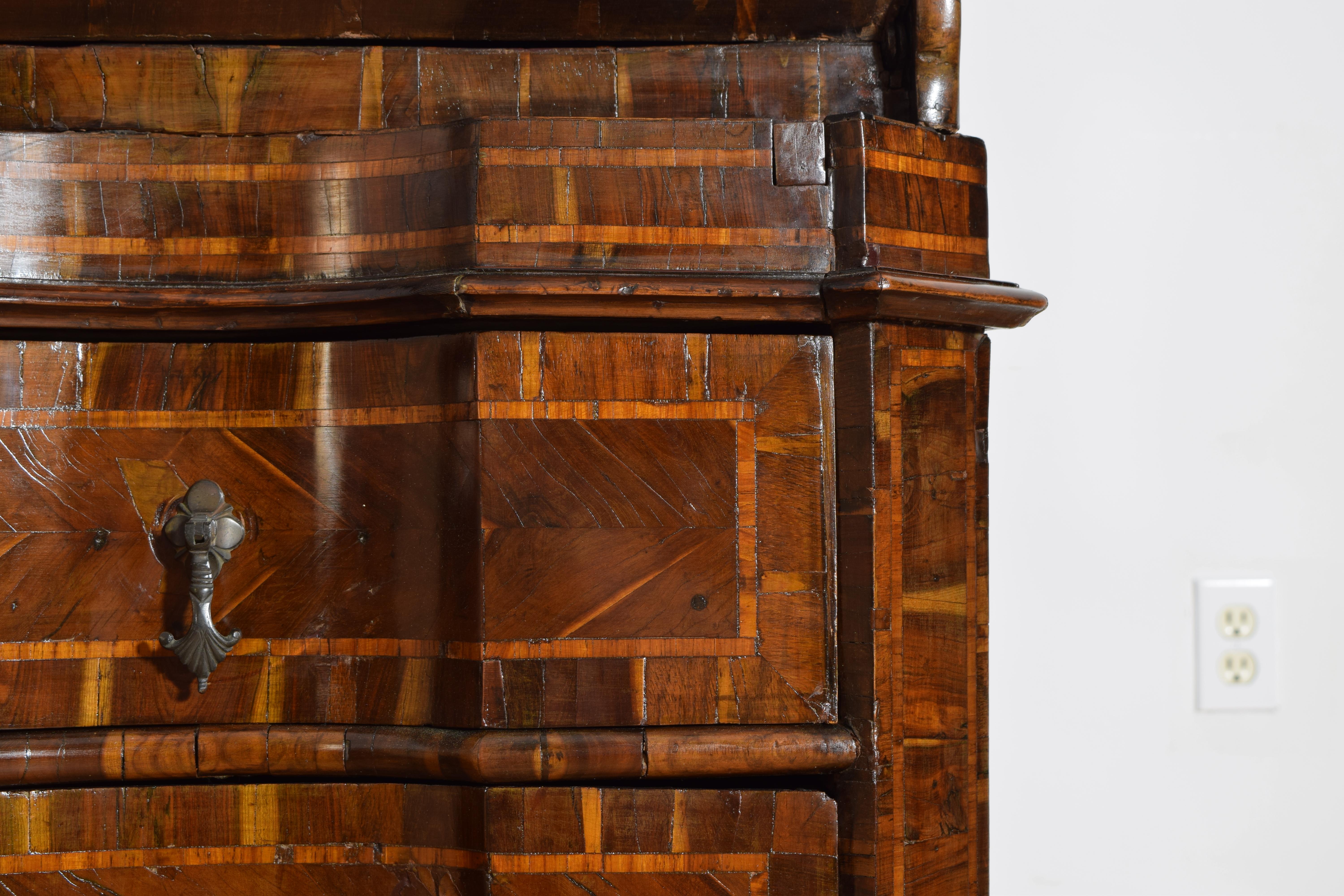 Italiano, Lombardia, Periodo LXIV, Gabinetto a 2 pezzi in legno di carrubo impiallacciato, 1725 in vendita 12