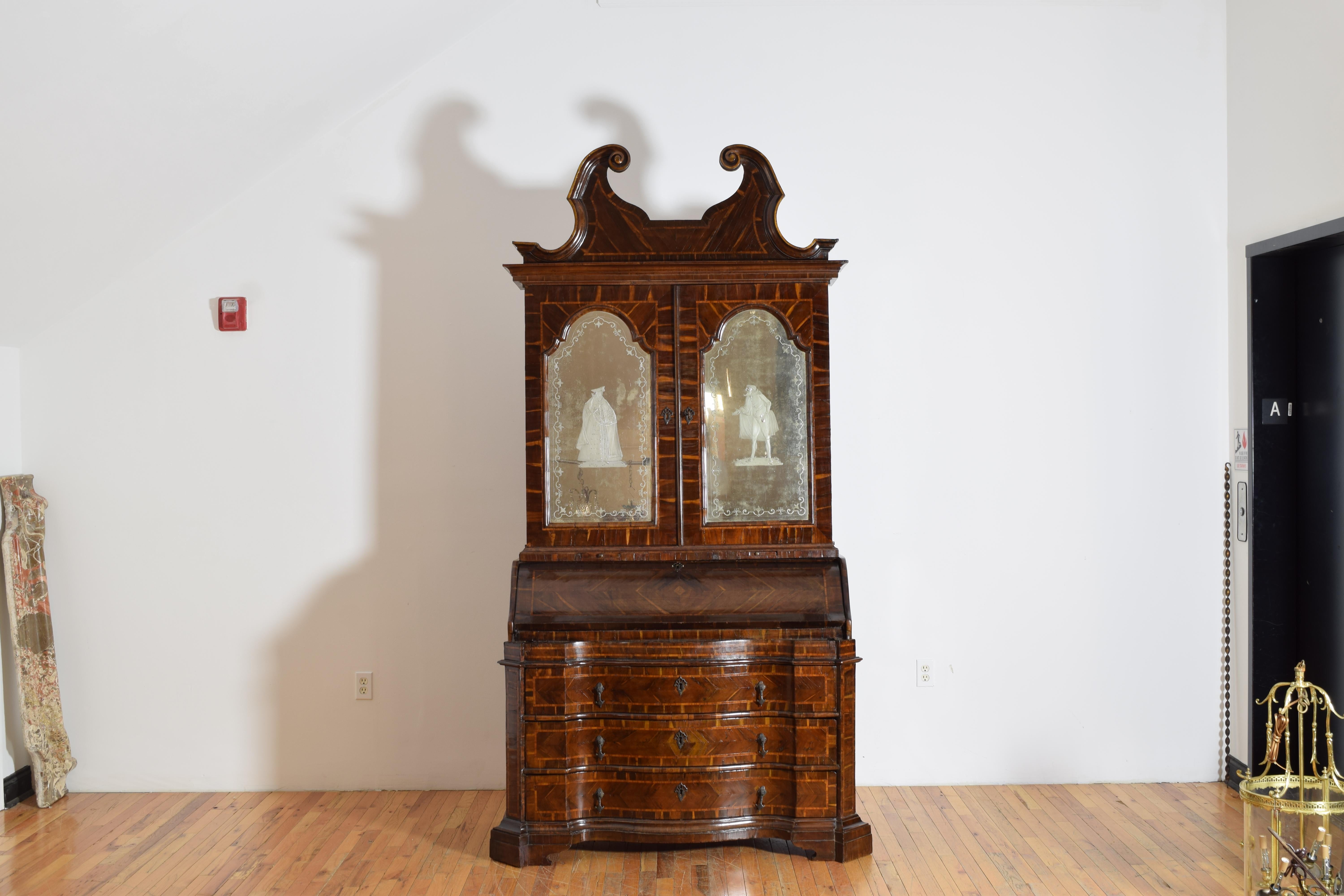 questo fantastico mobile da segreteria in due parti è interamente impiallacciato in un mix di legno di carrubo, noce e intarsio a fascia ed è un raro esempio della lavorazione di artigiani italiani del Wood Wood che hanno preso in prestito dalle