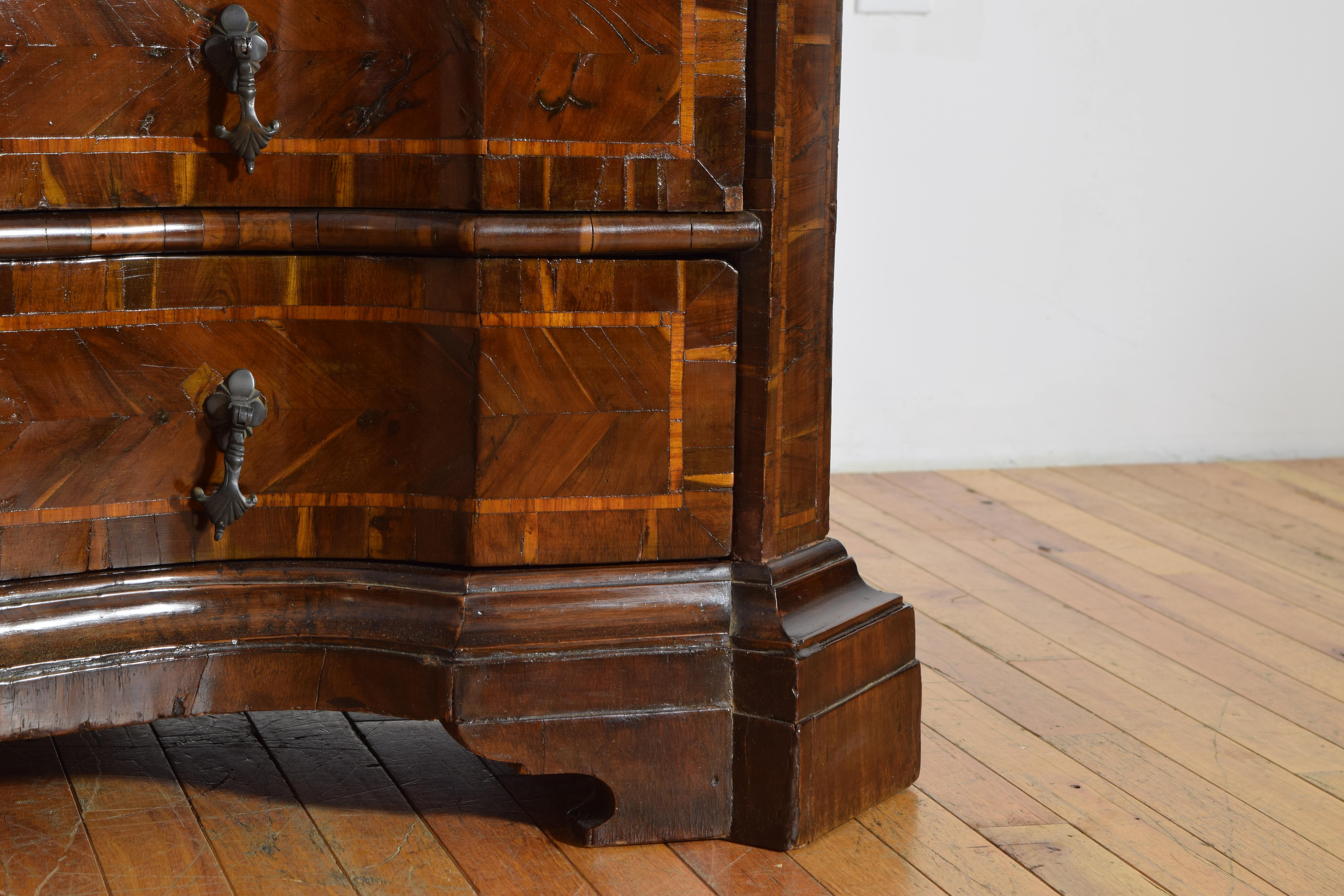 Italiano, Lombardia, Periodo LXIV, Gabinetto a 2 pezzi in legno di carrubo impiallacciato, 1725 in vendita 13