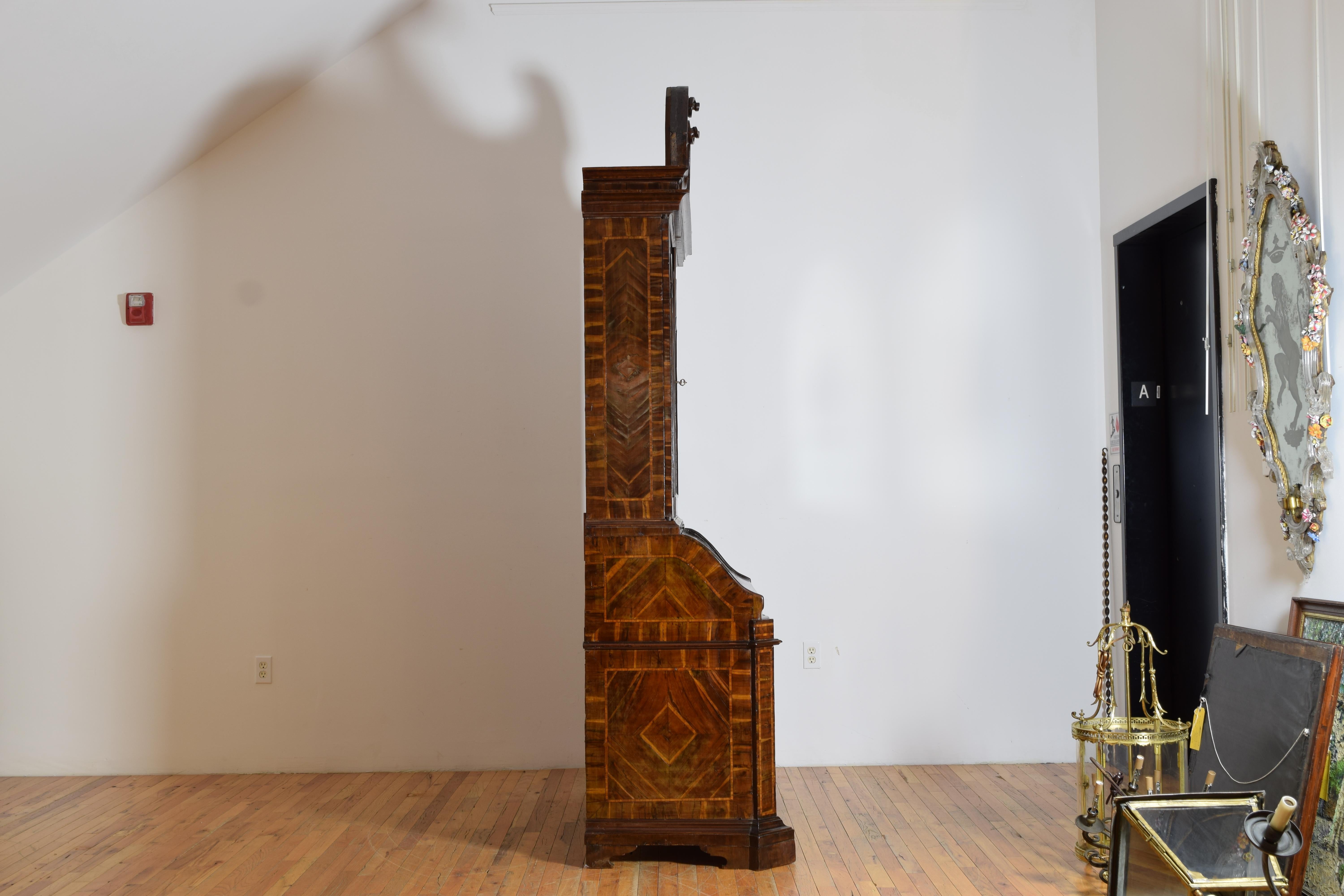 Italiano, Lombardia, Periodo LXIV, Gabinetto a 2 pezzi in legno di carrubo impiallacciato, 1725 In condizioni buone in vendita a Atlanta, GA